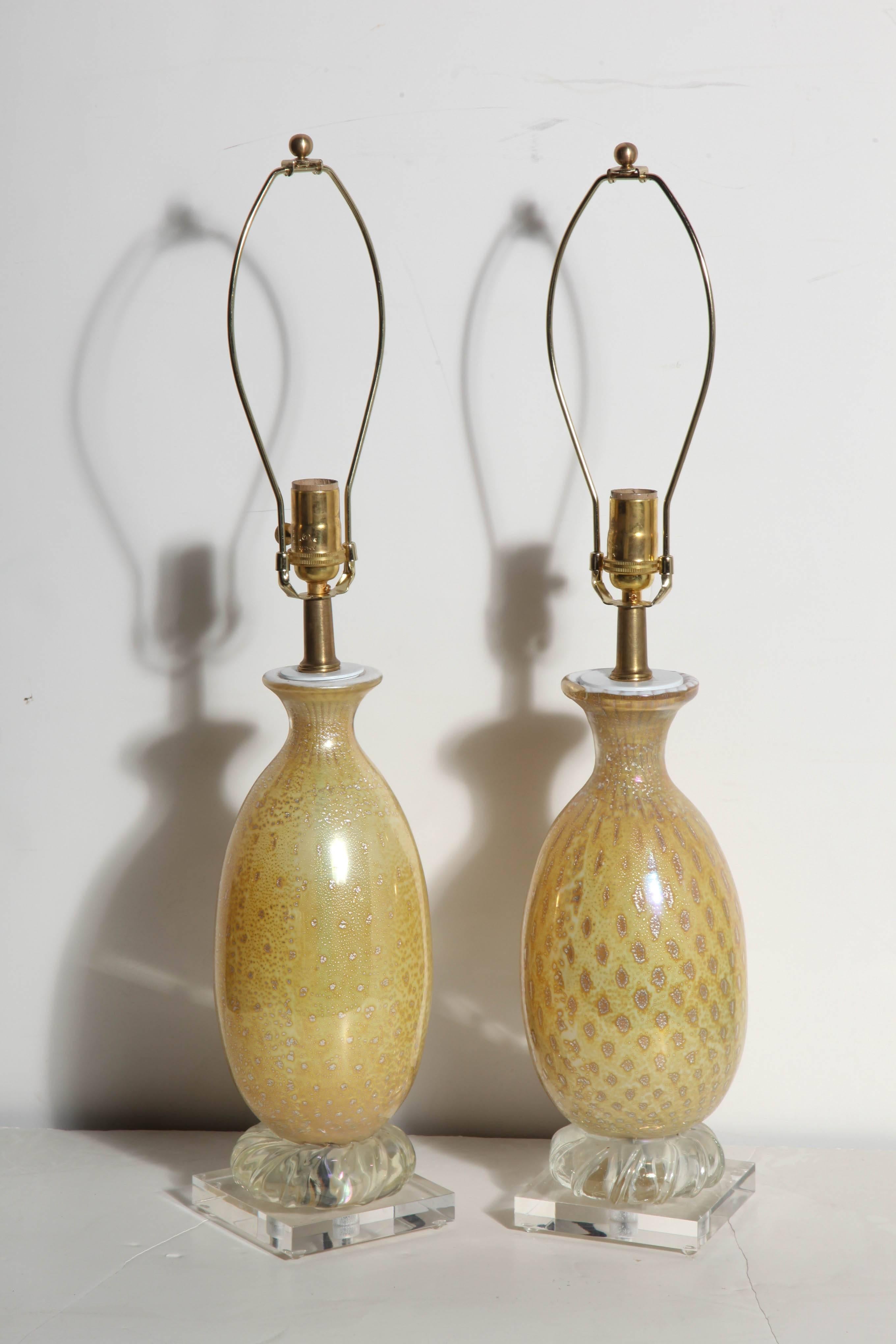 Paar Barovier et Toso schillernde gelbe Murano Glas Tischlampen, 1950er Jahre (Messing) im Angebot