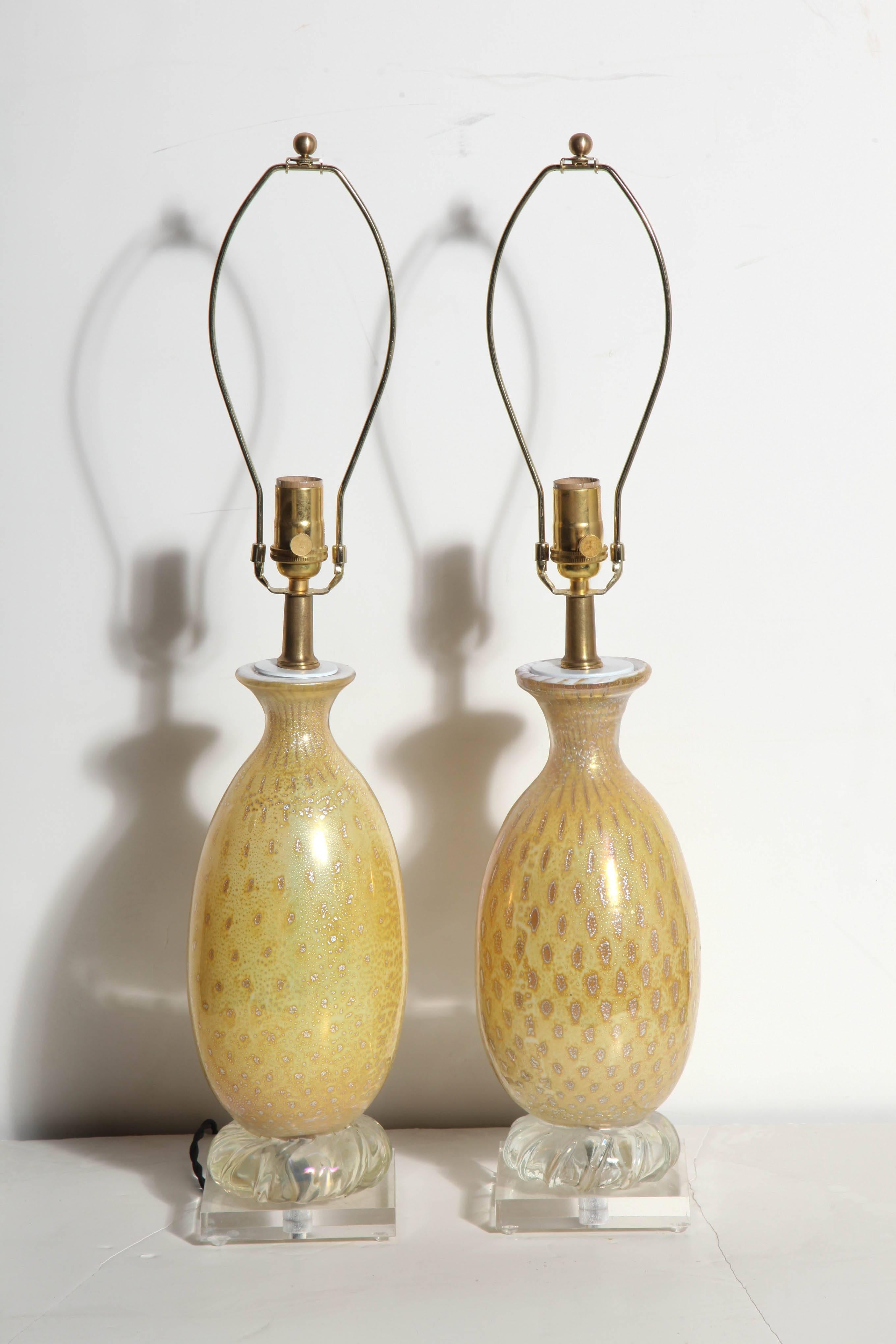 Pair Yellow & White Murano Glass Table Lamps with Silver inclusions, 1950s  For Sale 1