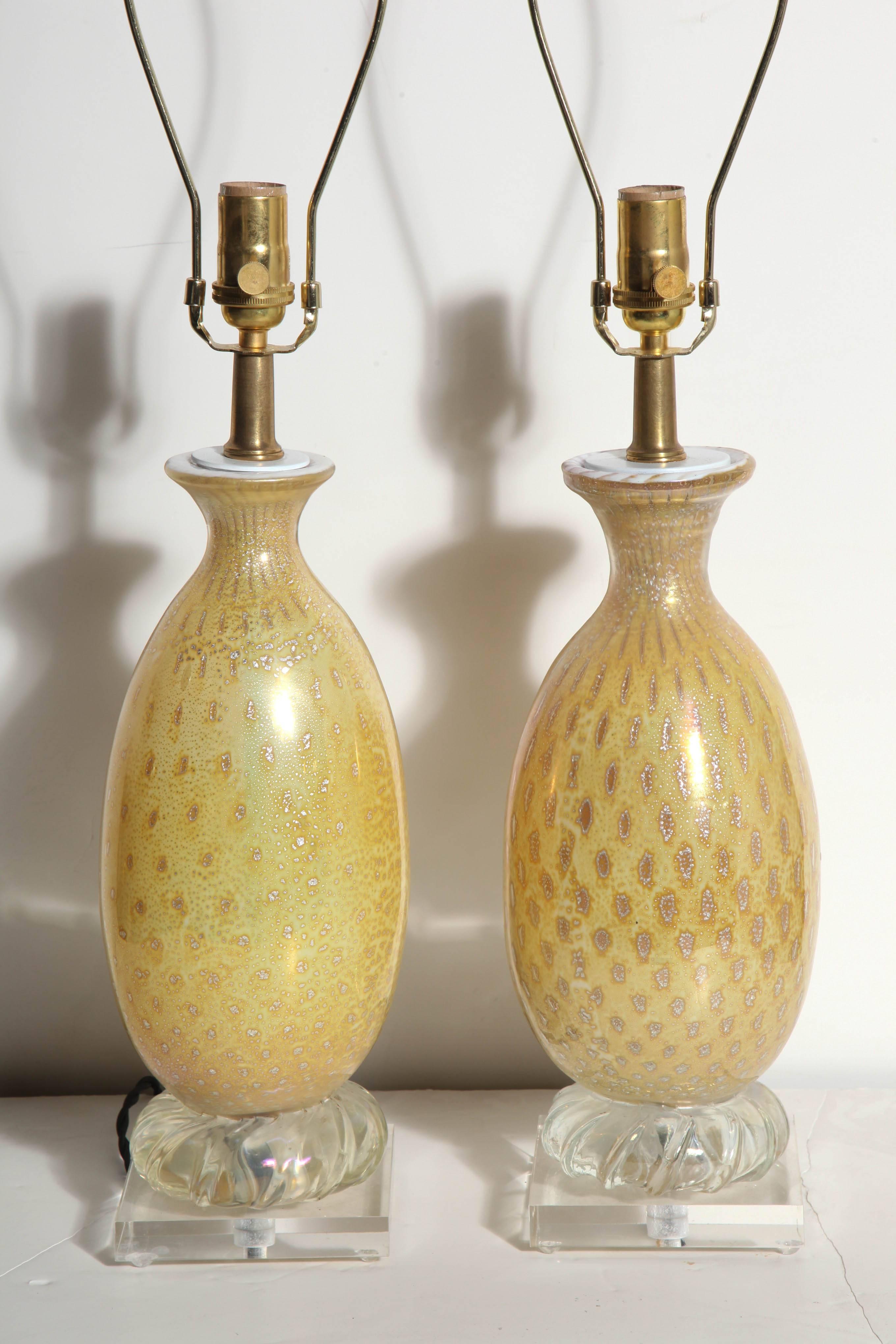 Pair Yellow & White Murano Glass Table Lamps with Silver inclusions, 1950s  For Sale 4