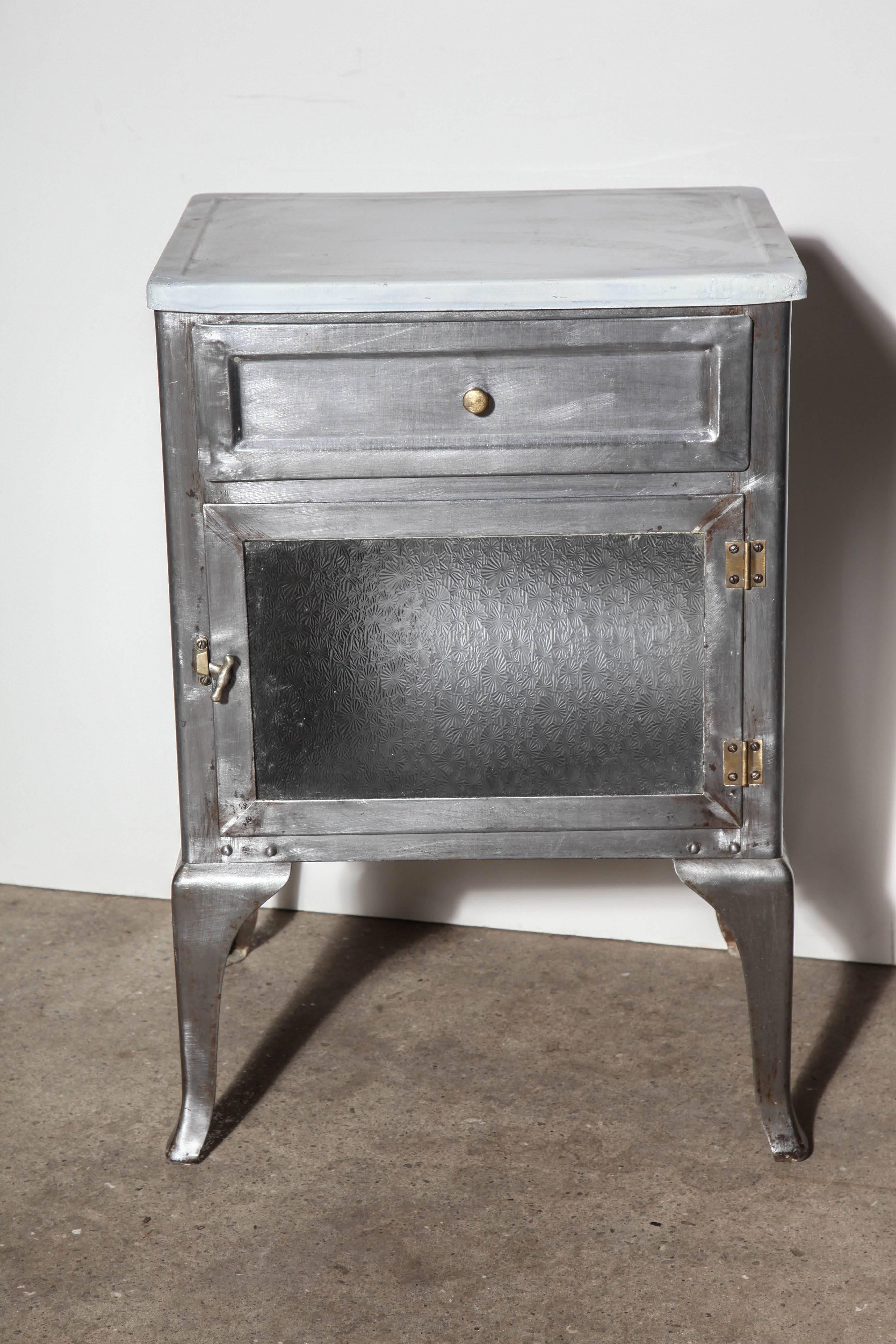 circa 1915 low Steel & Patterned Glass Edwardian Doctors Cabinet In Good Condition In Bainbridge, NY