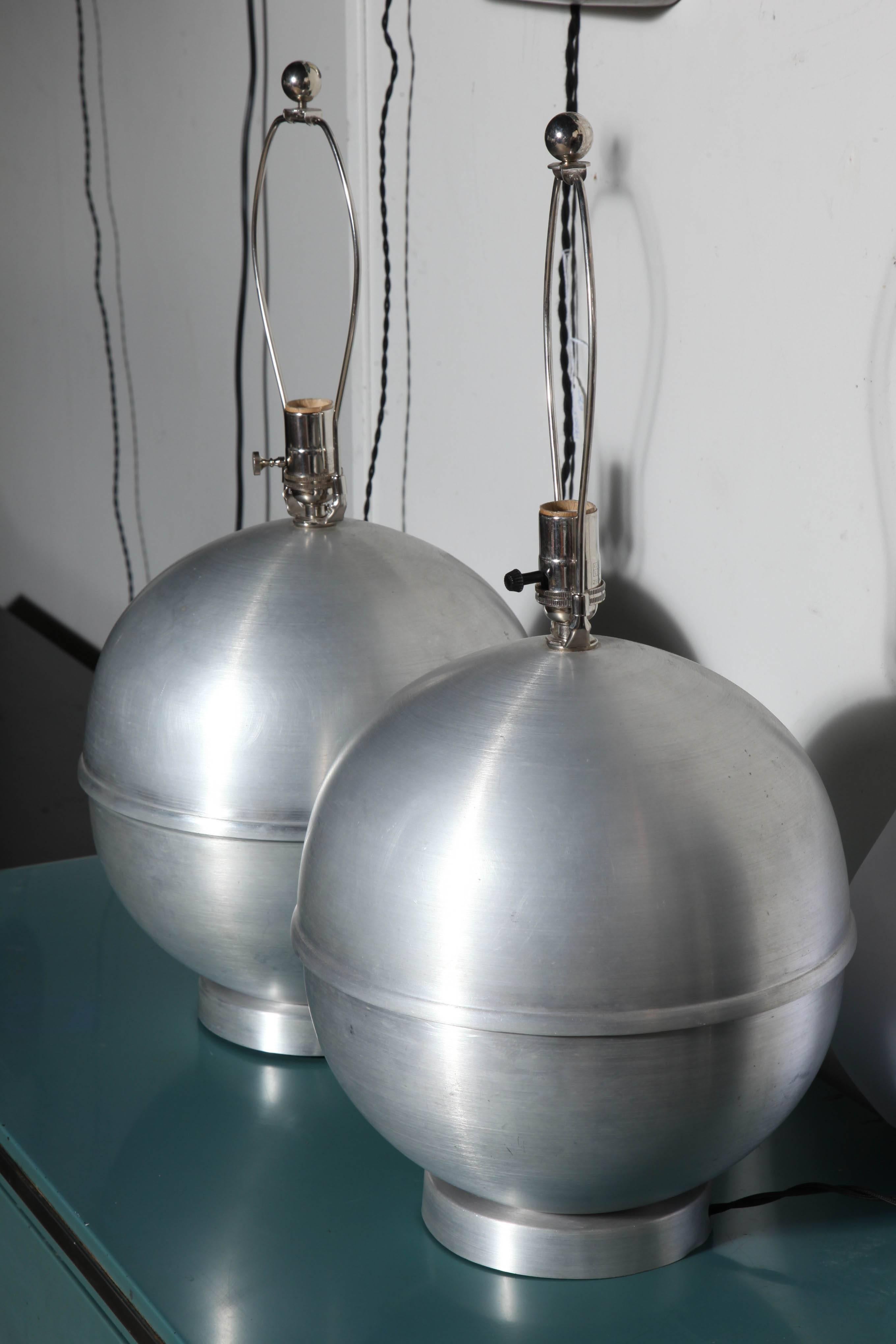 Mid-Century Modern Pair of Russel Wright Style Round Machine Age Spun Aluminium Table Lamps, 1950s 