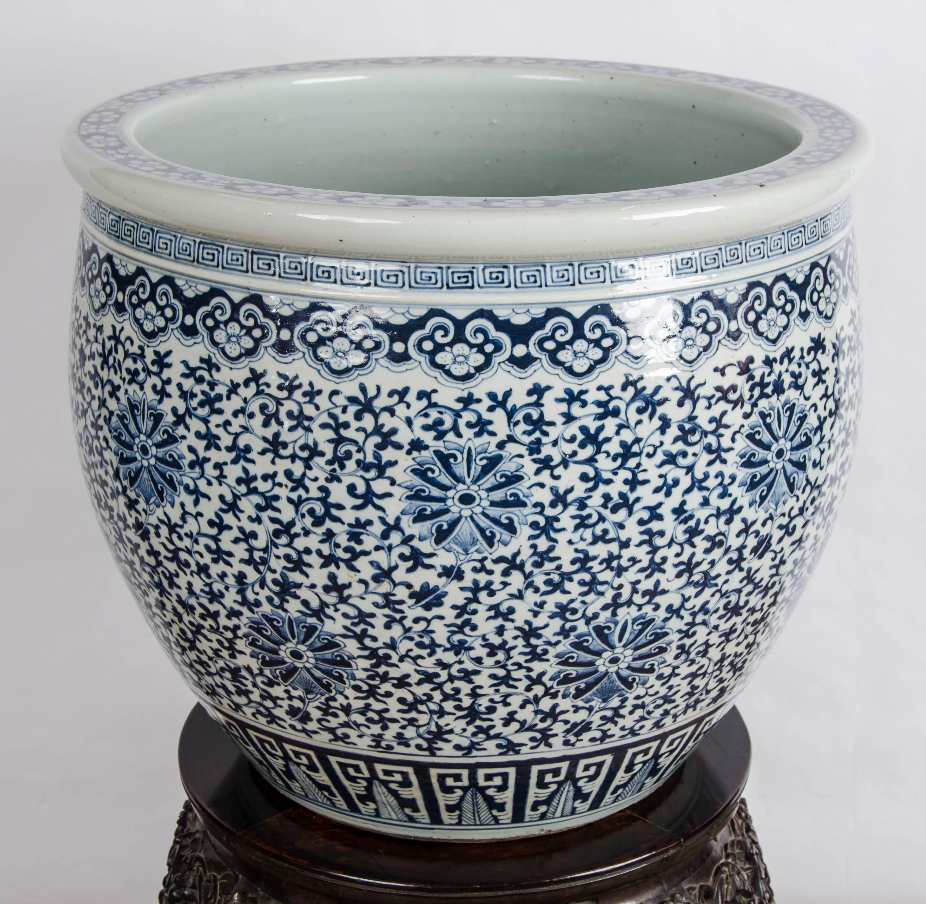 A very good quality 19th Century Chinese Blue and White jardiniere, having scrolling Lotus decoration above a leaf top boarder.