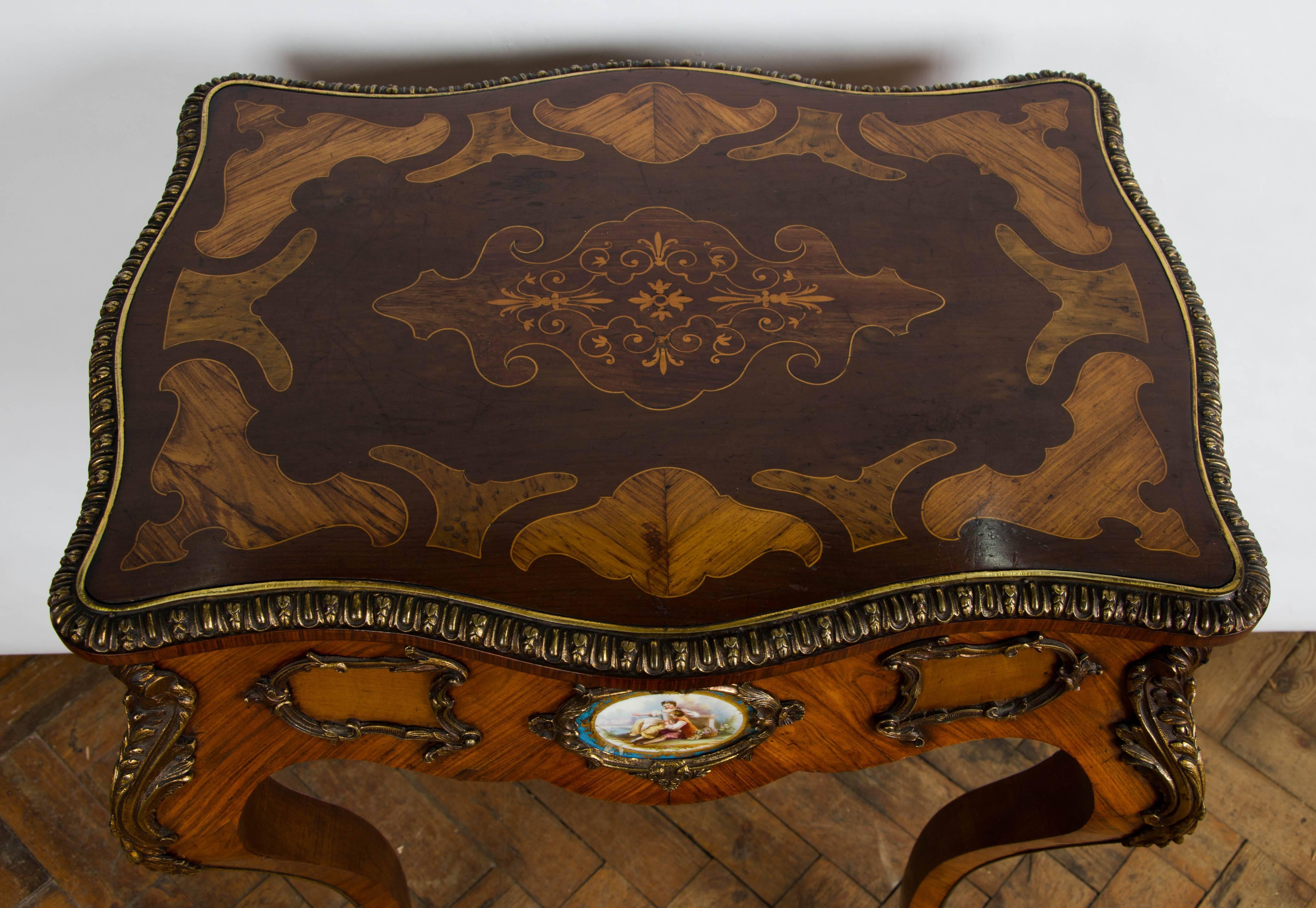 Français Table d'appoint de style Louis XV du 19ème siècle en vente