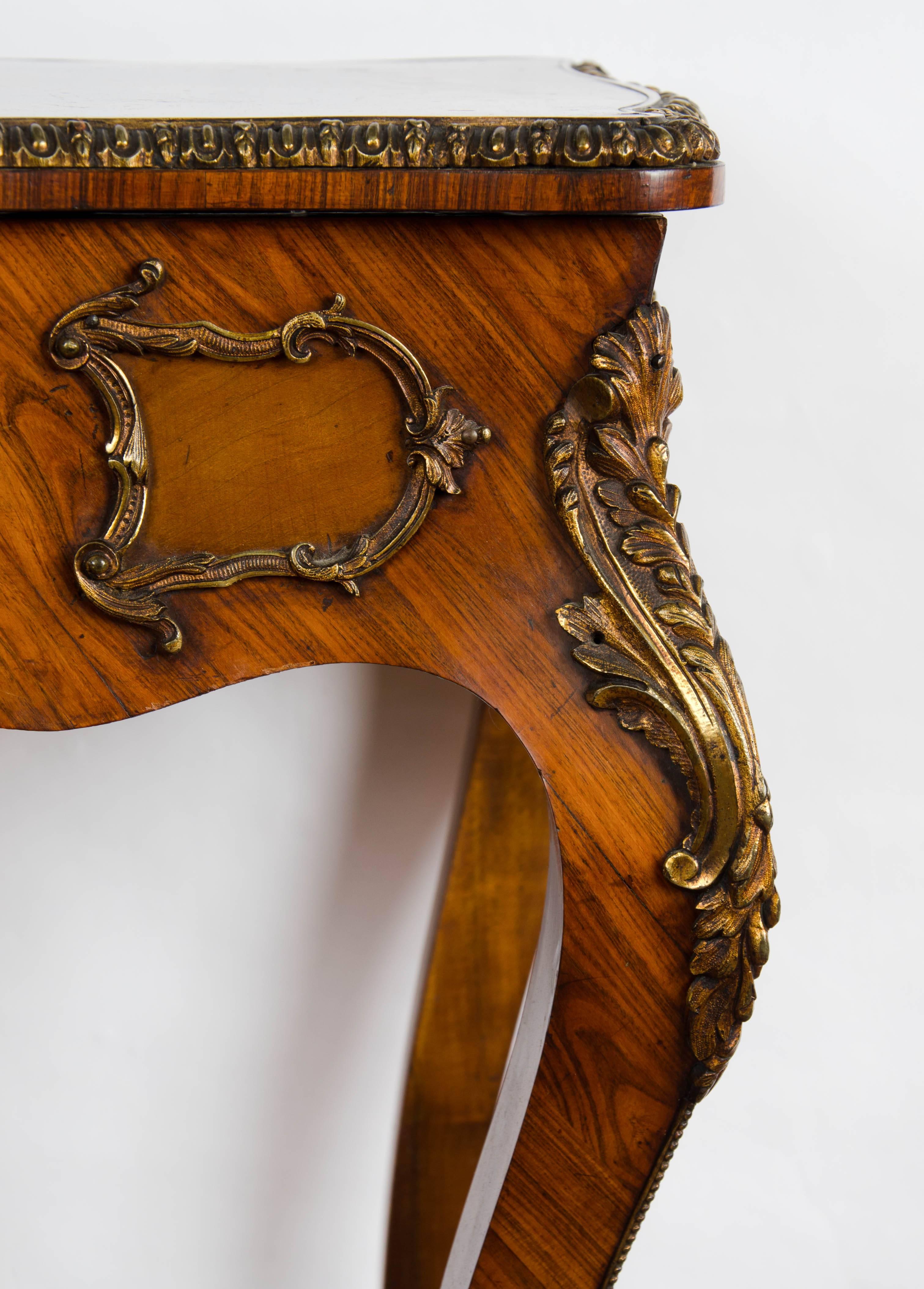 Marqueterie Table d'appoint de style Louis XV du 19ème siècle en vente
