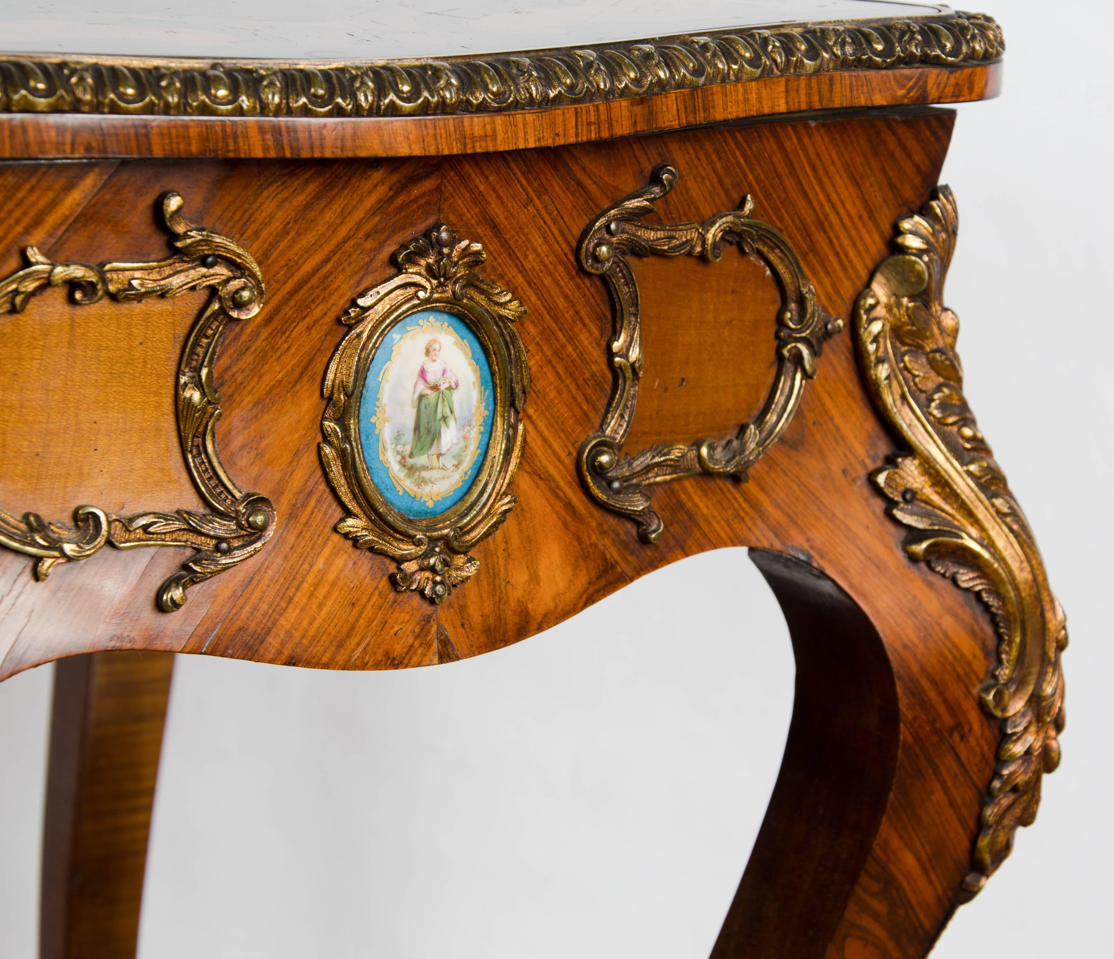 Fin du XIXe siècle Table d'appoint de style Louis XV du 19ème siècle en vente