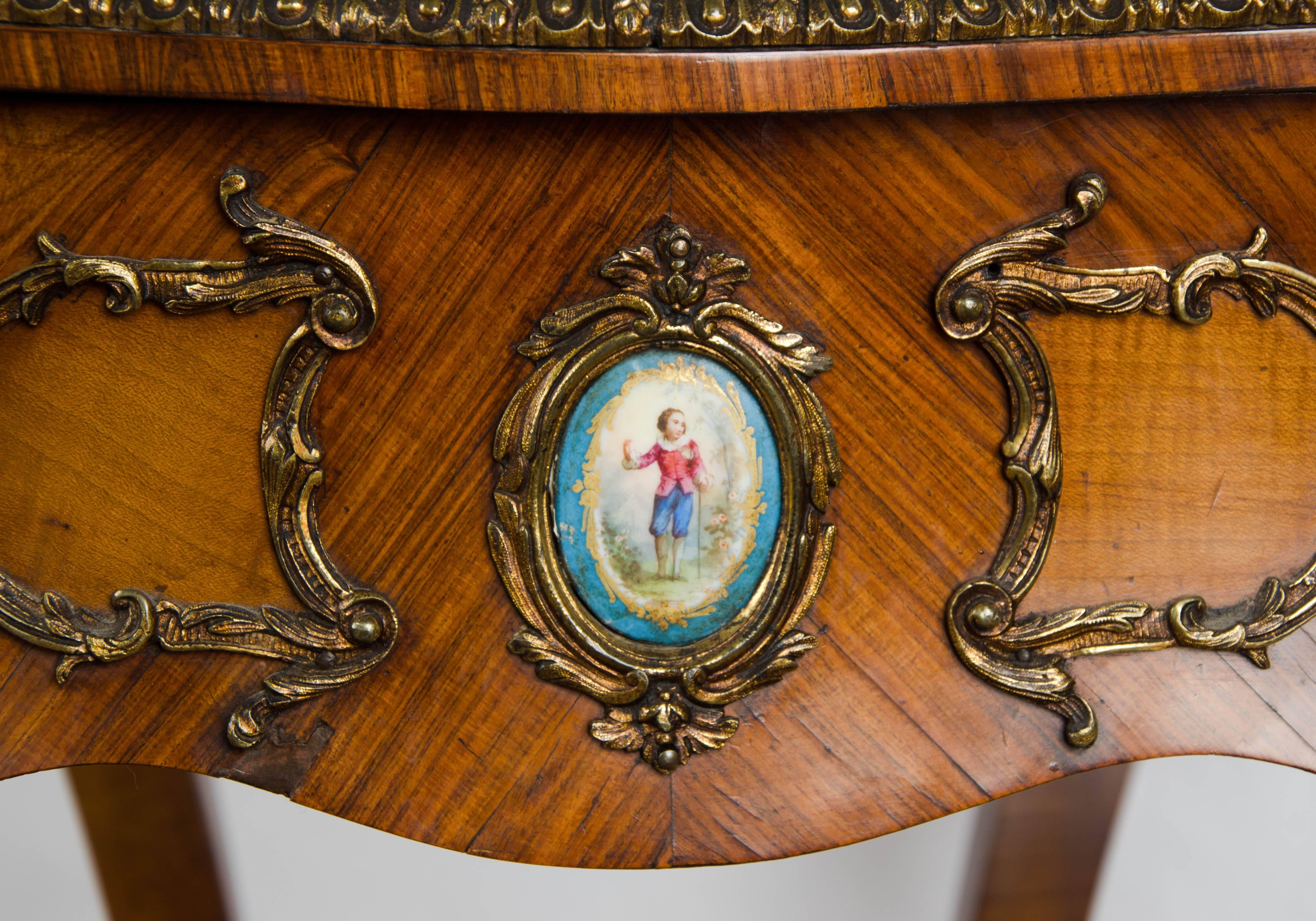 Table d'appoint de style Louis XV du 19ème siècle en vente 2