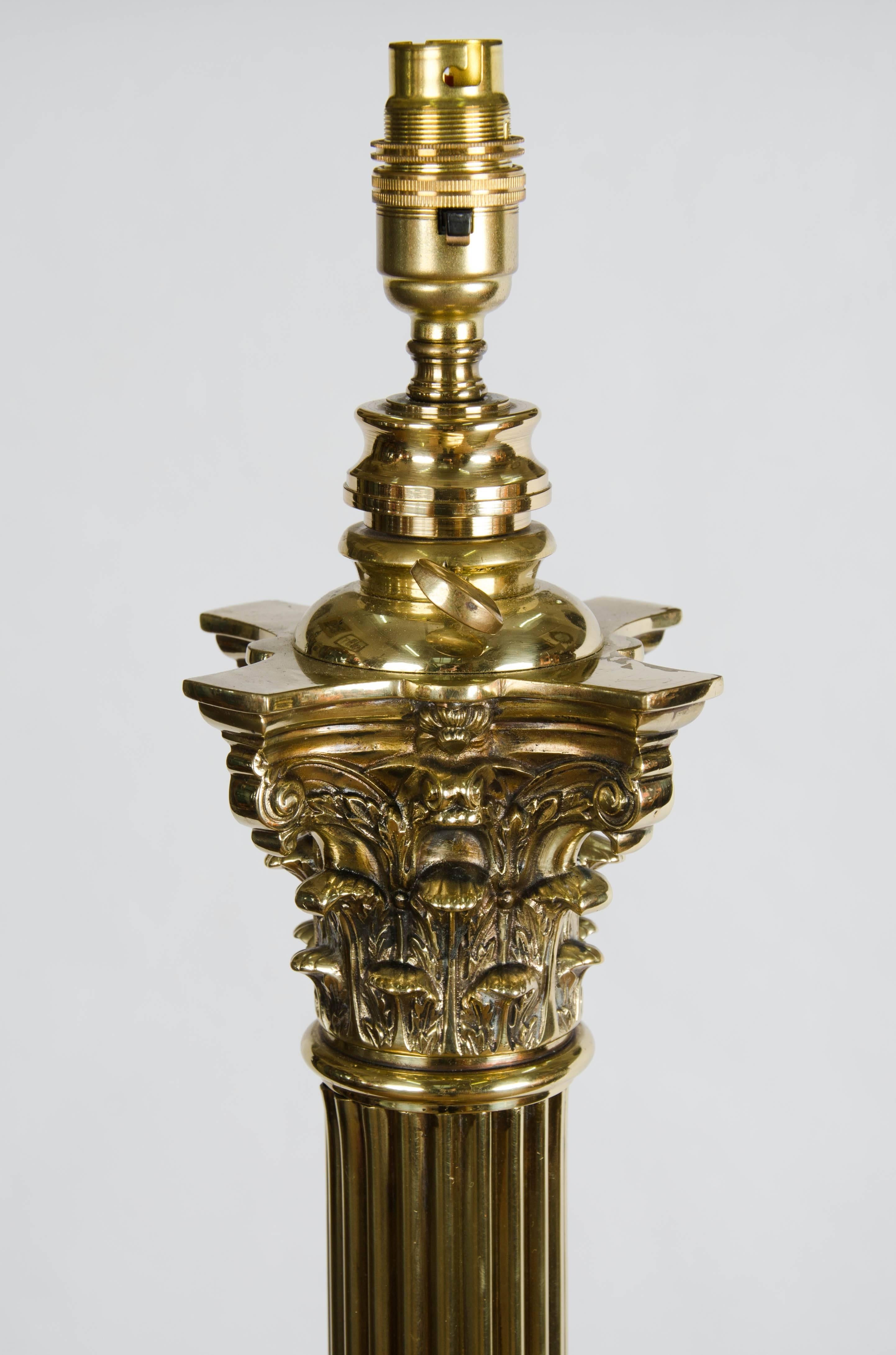 Lampe à colonne corinthienne de très bonne qualité, d'époque victorienne, avec une colonne cannelée, une base classique à gradins et des pieds griffus.