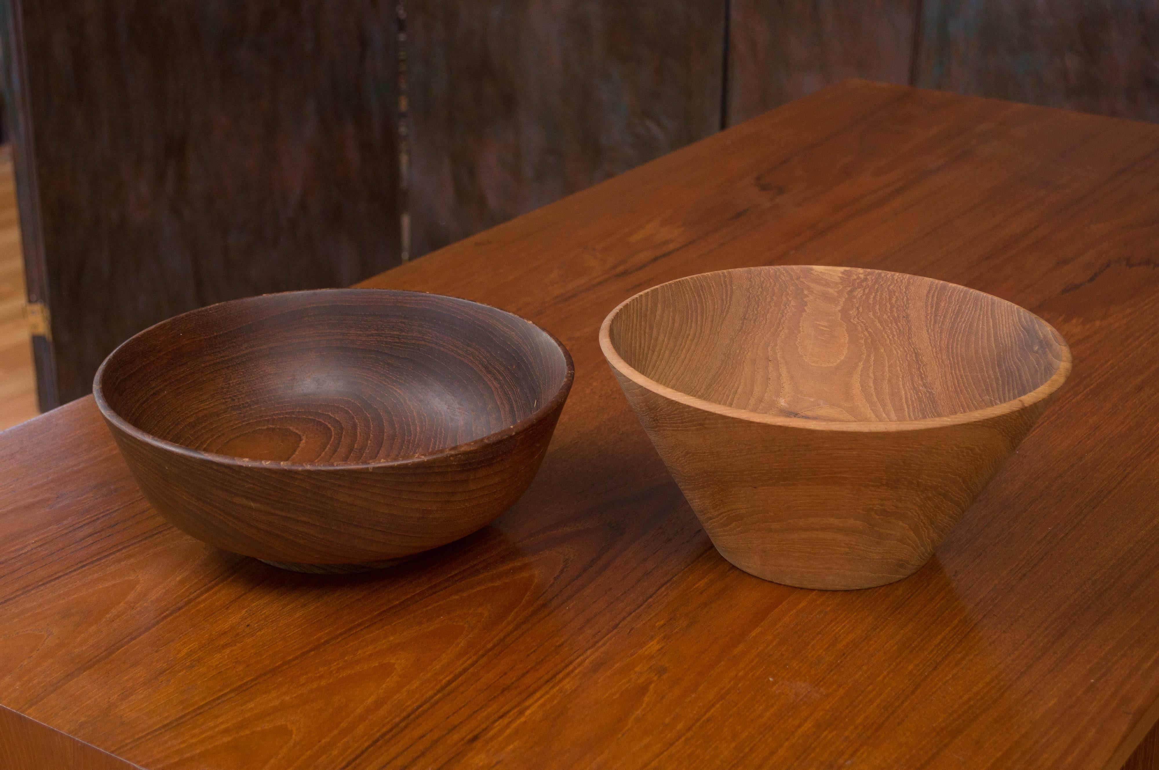 A pair of highly collectible vintage large turned wood bowls by influential and world-renowned American artist Bob Stocksdale (1913 - 2003), both of which are signed and inscribed “Teak from Thailand” on their base.

Left Bowl:
Circa 1960s
This