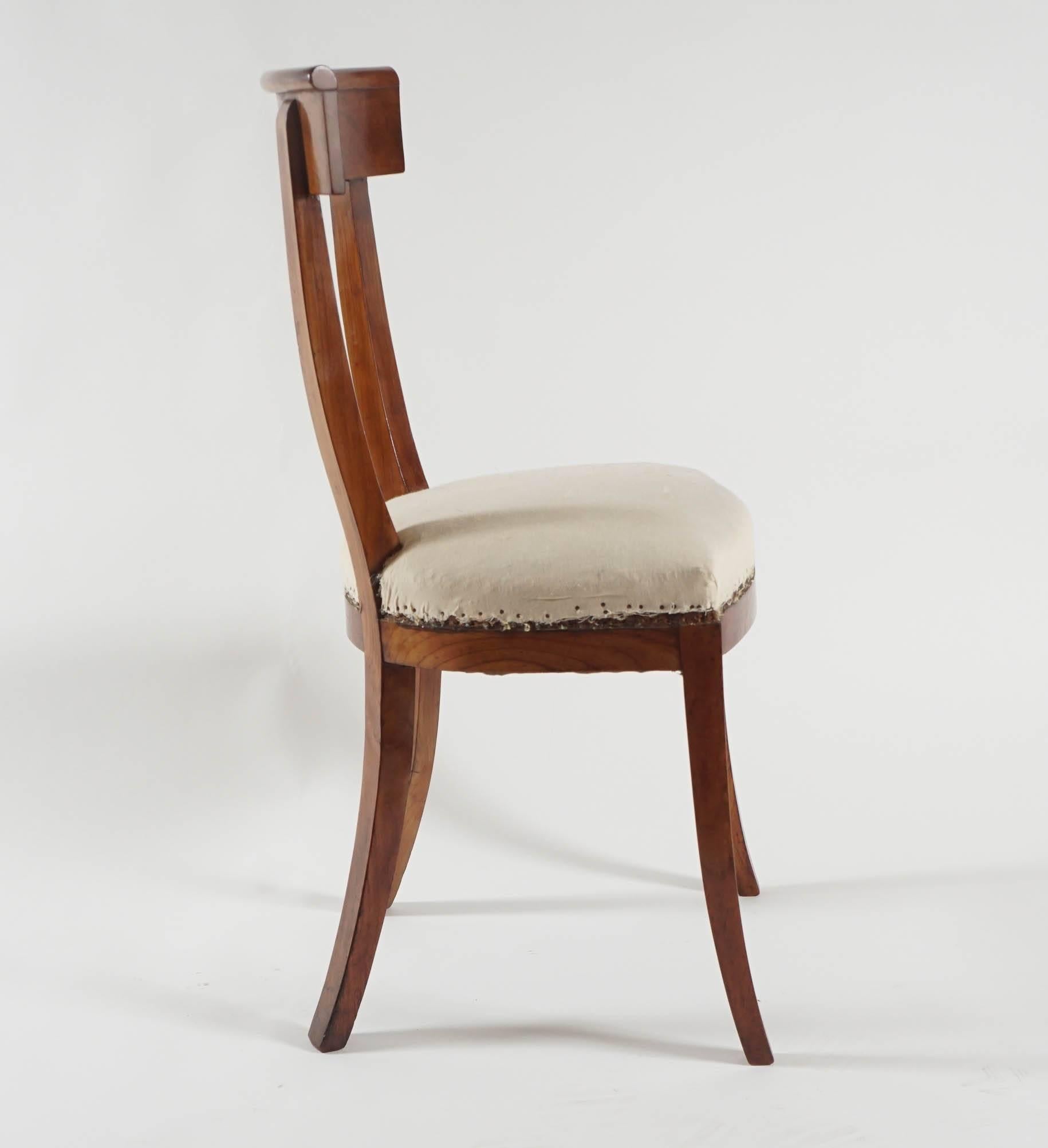 Elegant Swedish Karl Johan period, circa 1830 Biedermeier style elm wood side chair of klismos form.