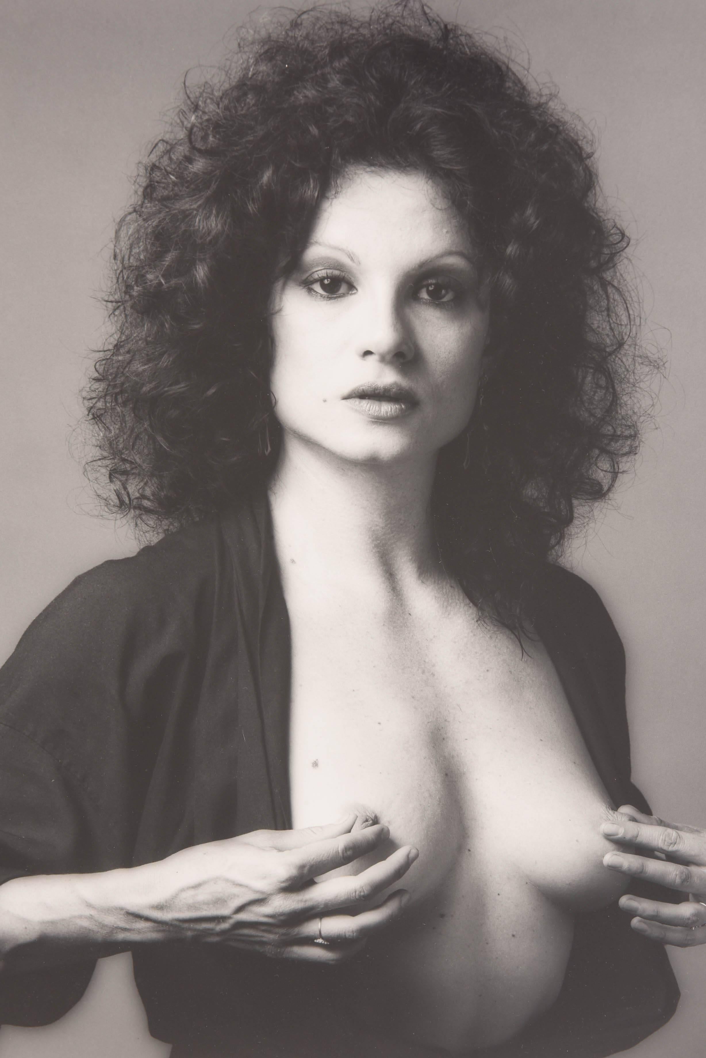 Entre 1980 et 1982, Robert Mapplethorpe a photographié Lisa Lyon, ce qui a donné lieu à l'œuvre suivante 
