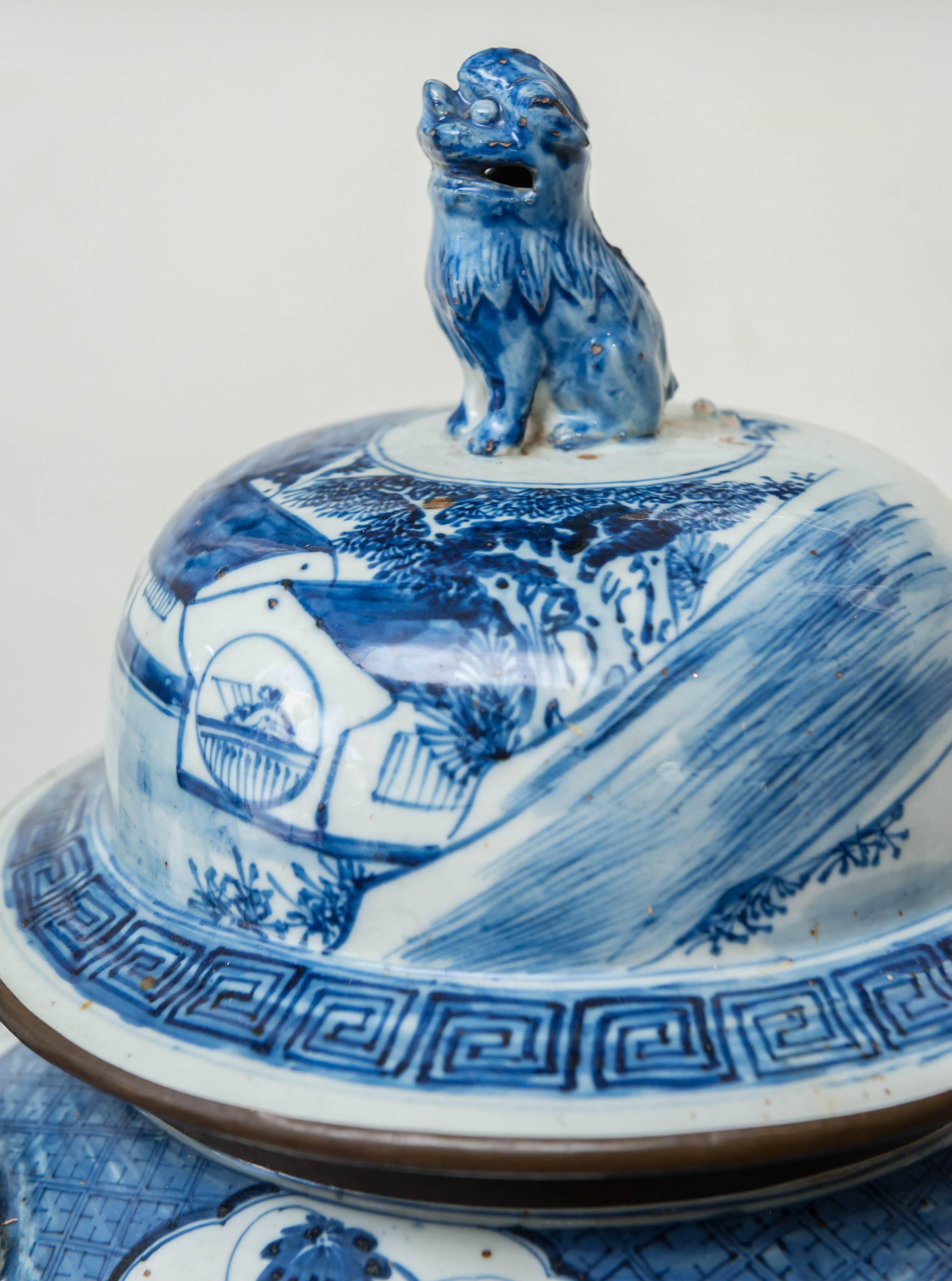 Zwei große chinesische CAP-Gläser aus blauem und weißem Porzellan aus dem frühen 19. Die Gläser behalten die Originaldeckel mit Wächterlöwen. Landschaftliche Motivdekorationen von guter Detailtreue mit Pavillons, Bergen, Brücken und Menschen. Alte