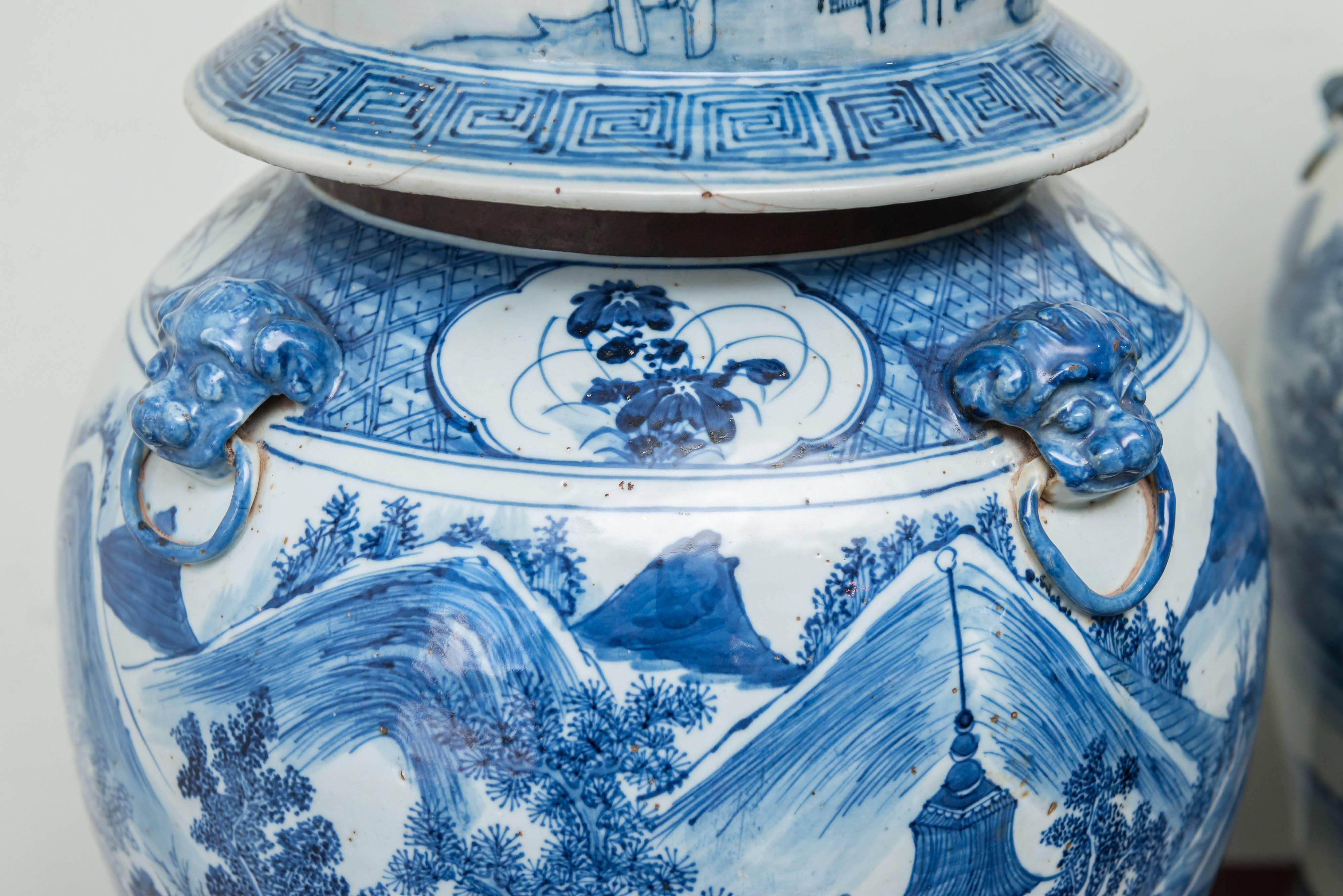 Paar chinesische blau-weiße Porzellan-Deckelgläser aus dem 19. Jahrhundert, um 1825 (Qing-Dynastie) im Angebot