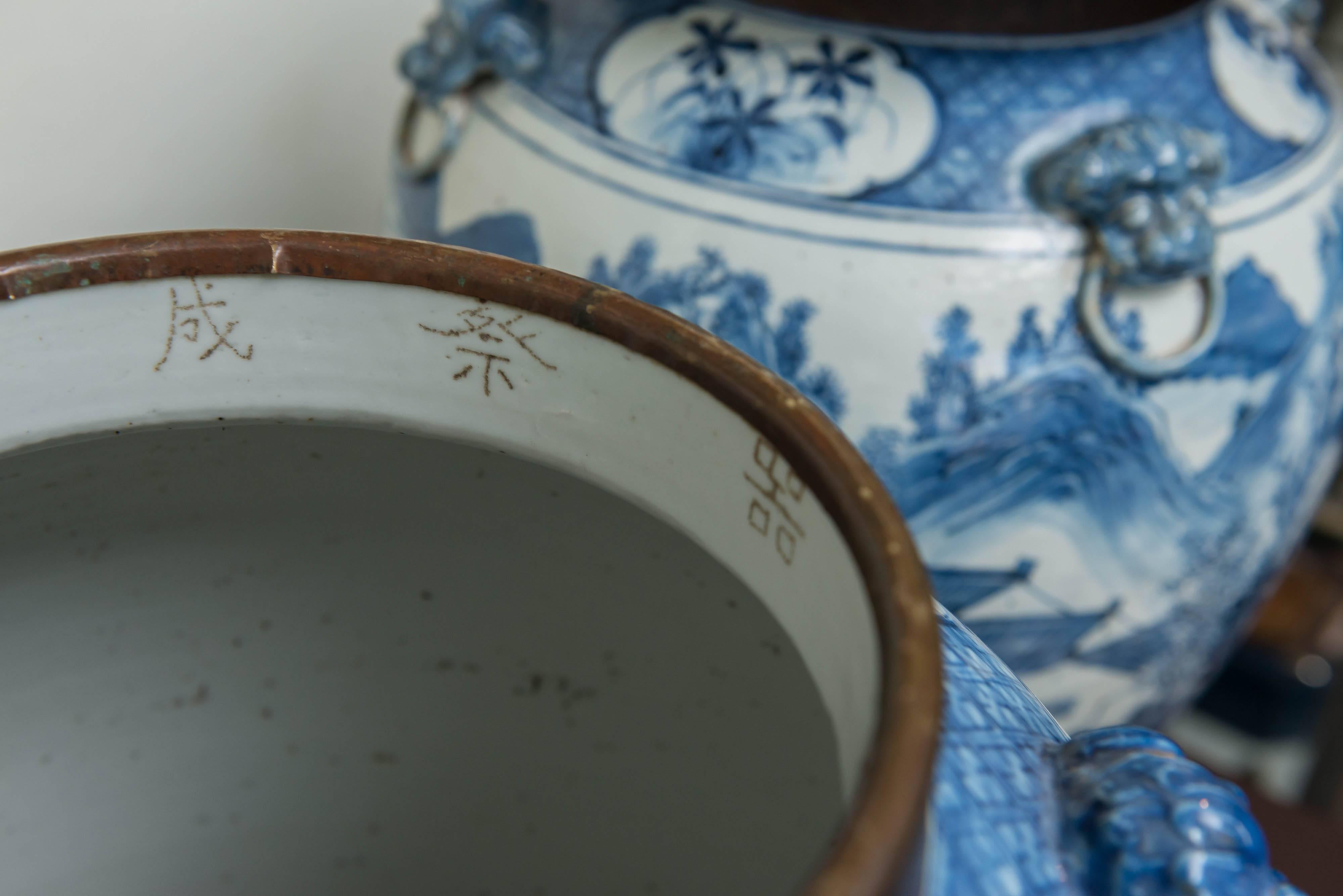 Paar chinesische blau-weiße Porzellan-Deckelgläser aus dem 19. Jahrhundert, um 1825 (Chinesisch) im Angebot