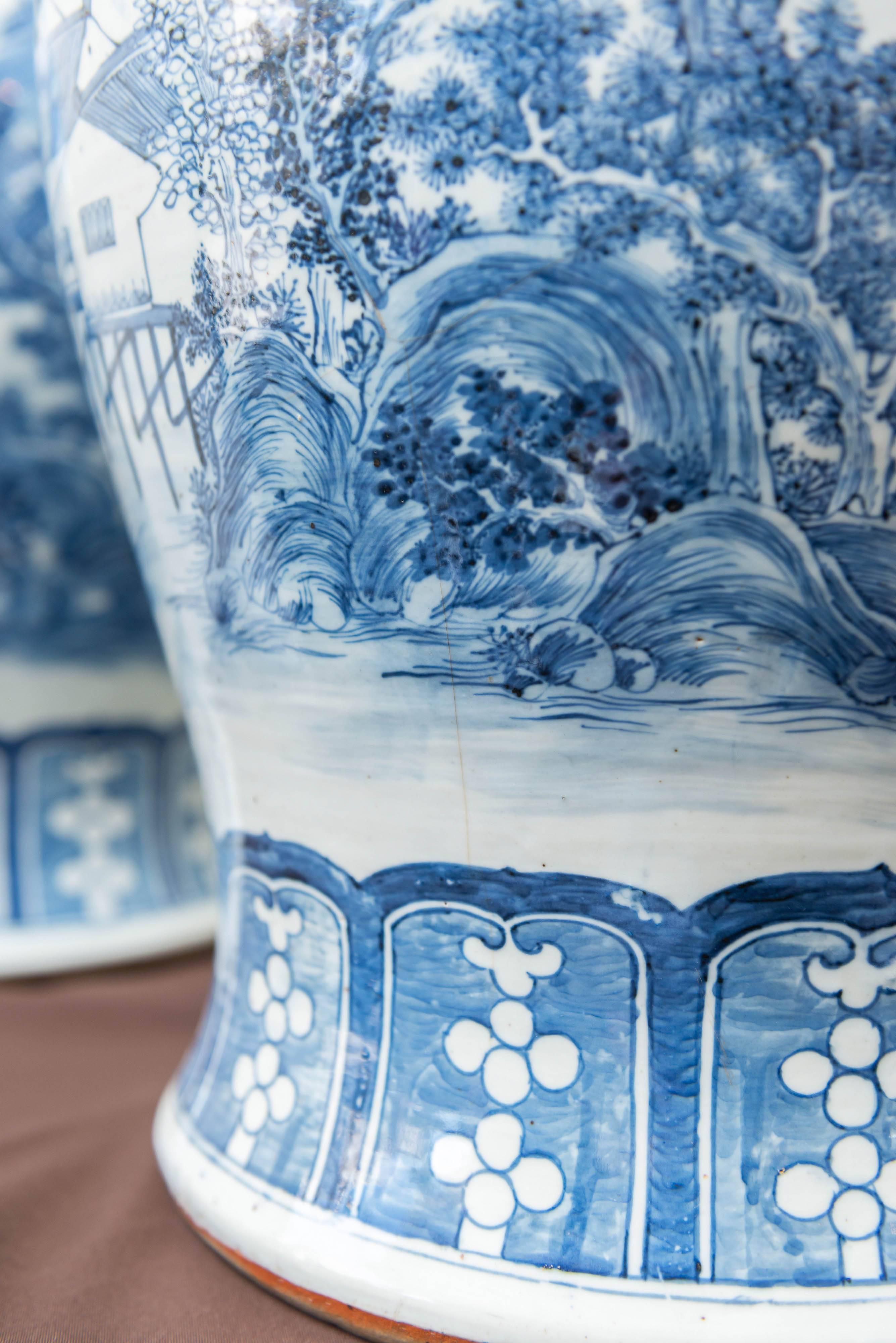 Pair of 19th Century Chinese Blue and White Porcelain Cap Jars, circa 1825 For Sale 3