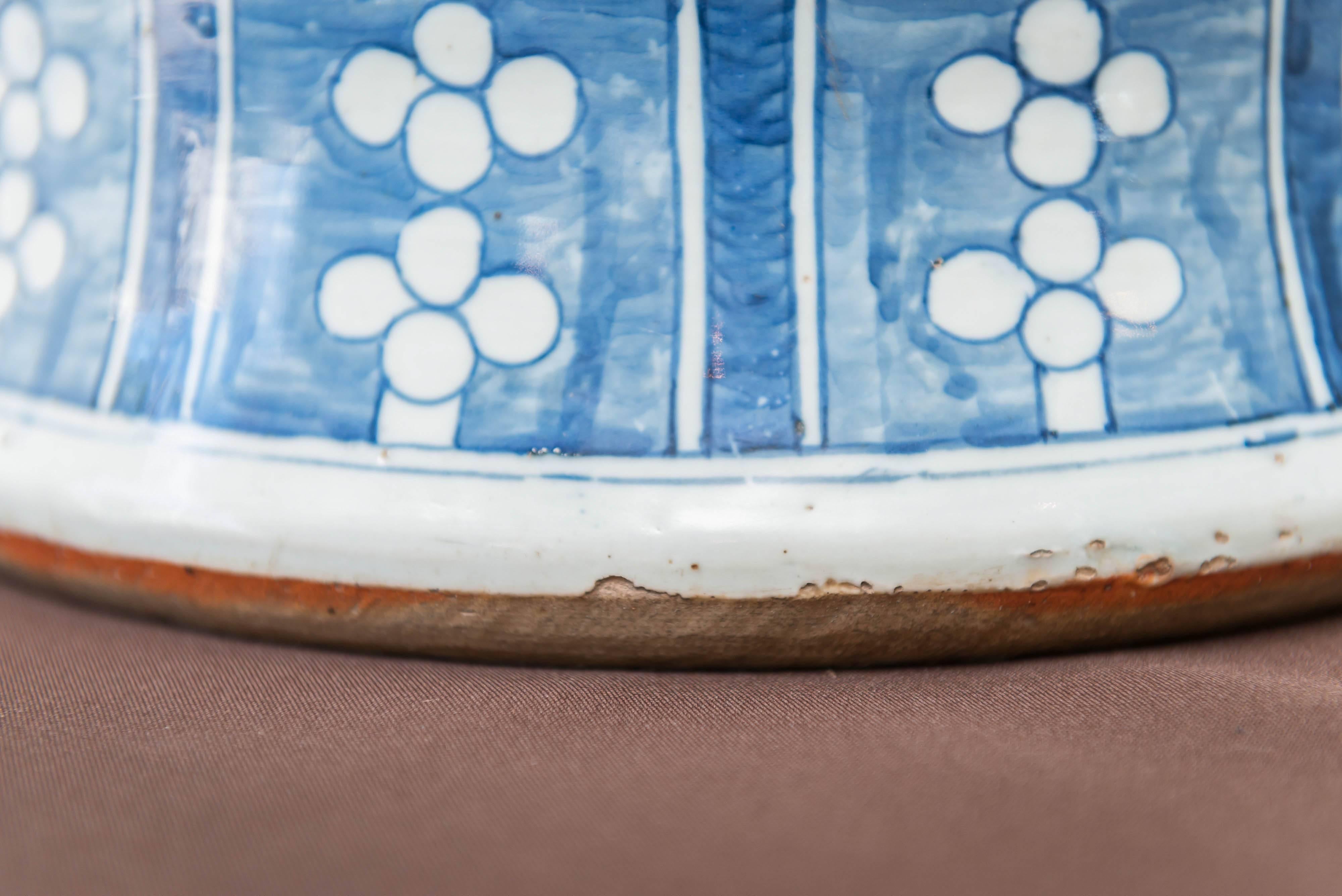 Paar chinesische blau-weiße Porzellan-Deckelgläser aus dem 19. Jahrhundert, um 1825 im Angebot 3