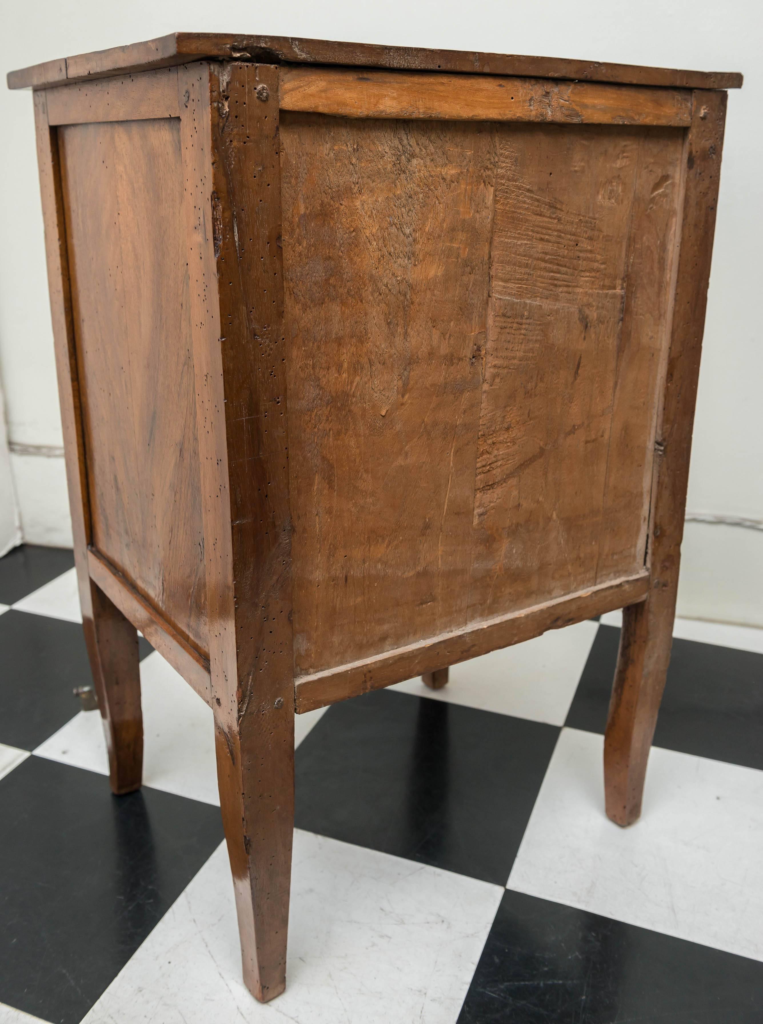 18th Century Italian Neoclassic Walnut Comodino, circa 1785 4