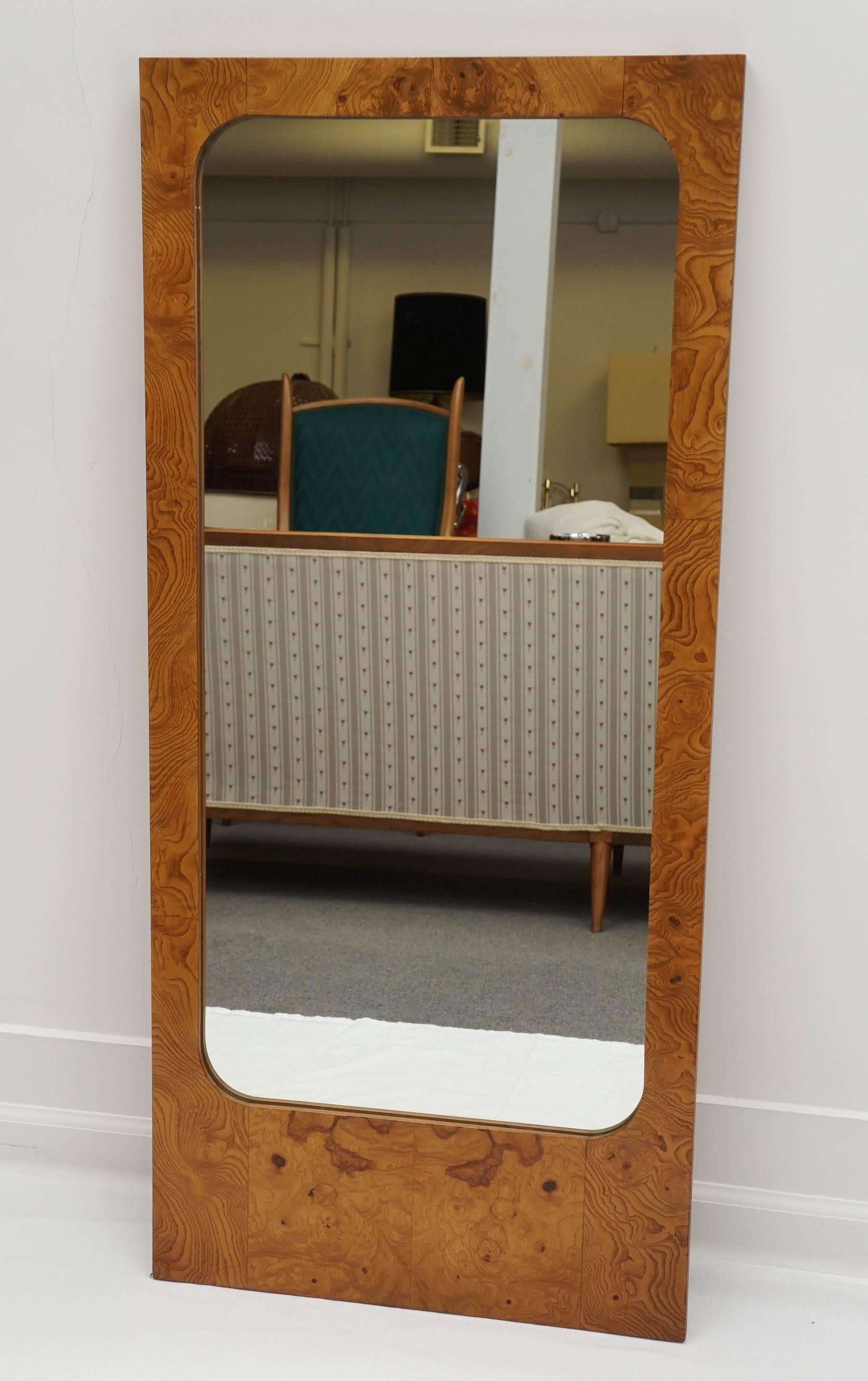 A great 1970s mirror by Milo Baughman.
The wood grain of the burl is beautiful.
Condition is very good.
