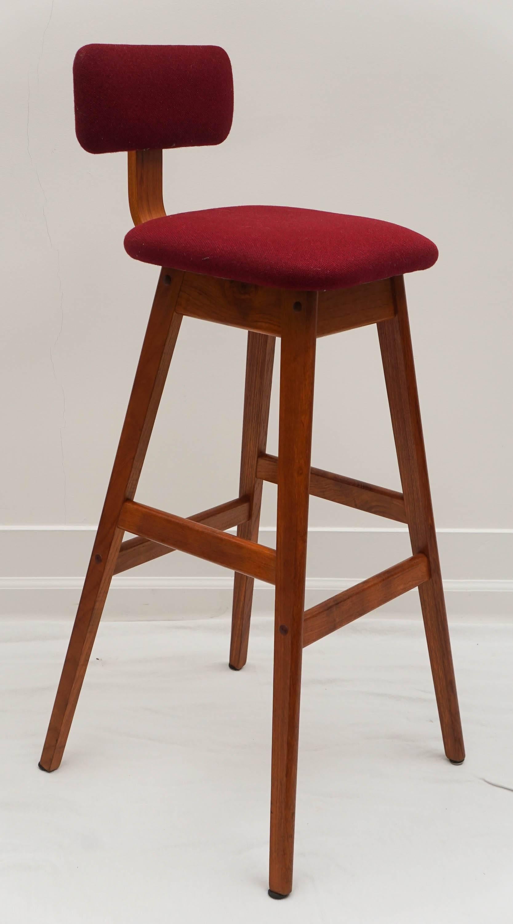a great pair of Danish barstools.
they are lightweight yet sturdy.
condition is very good. Update them to leather or a fabric of your choice.