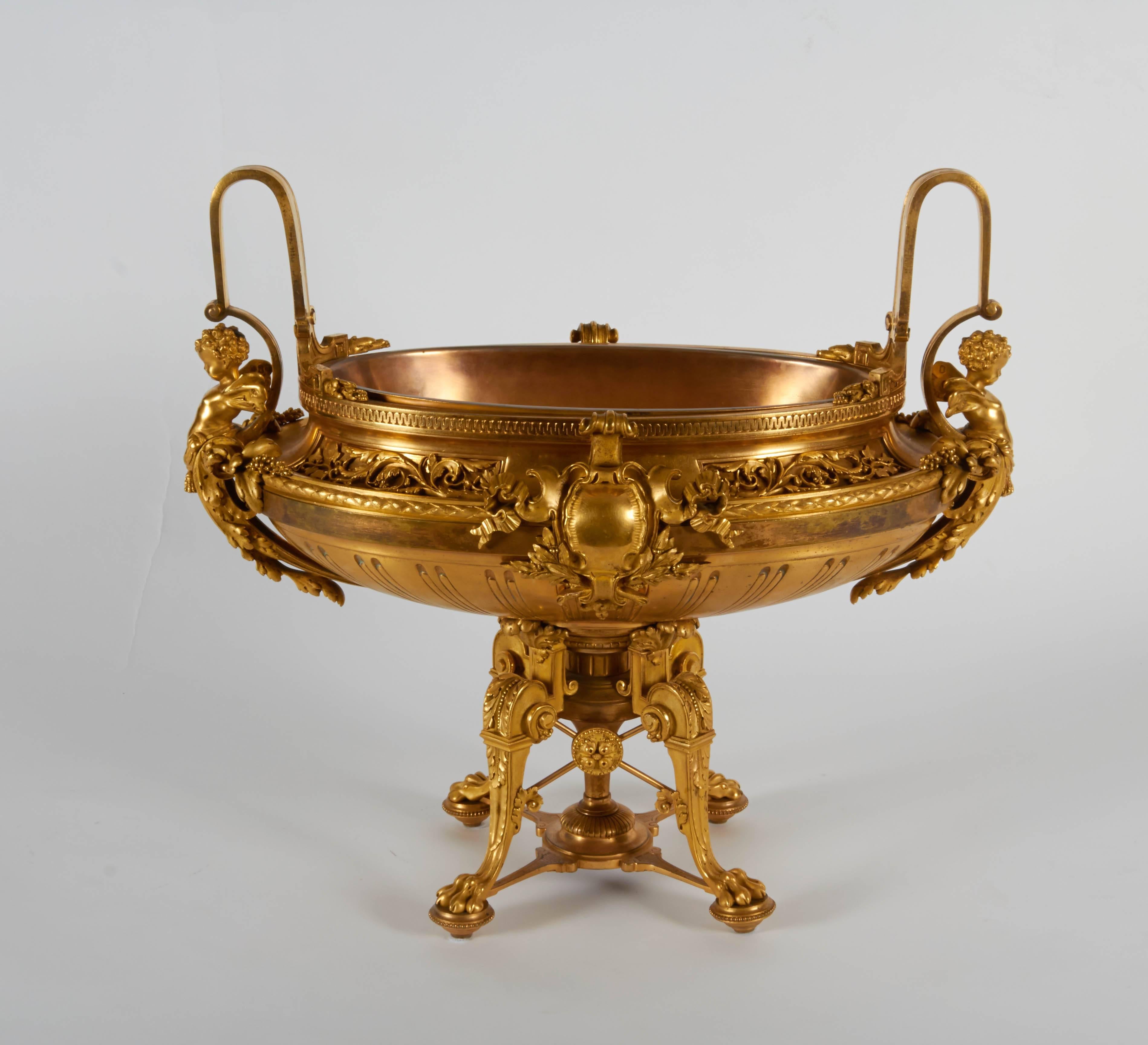 Eine außergewöhnliche Qualität antiken Französisch Louis XVI-Stil, doré Bronze dreiteilige Mittelstück oder Kandelaber Garnitur. Jedes Stück ist mit geflügelten Putten, Kränzen und Blumengirlanden versehen und fein von Hand gemeißelt. Jedes Stück