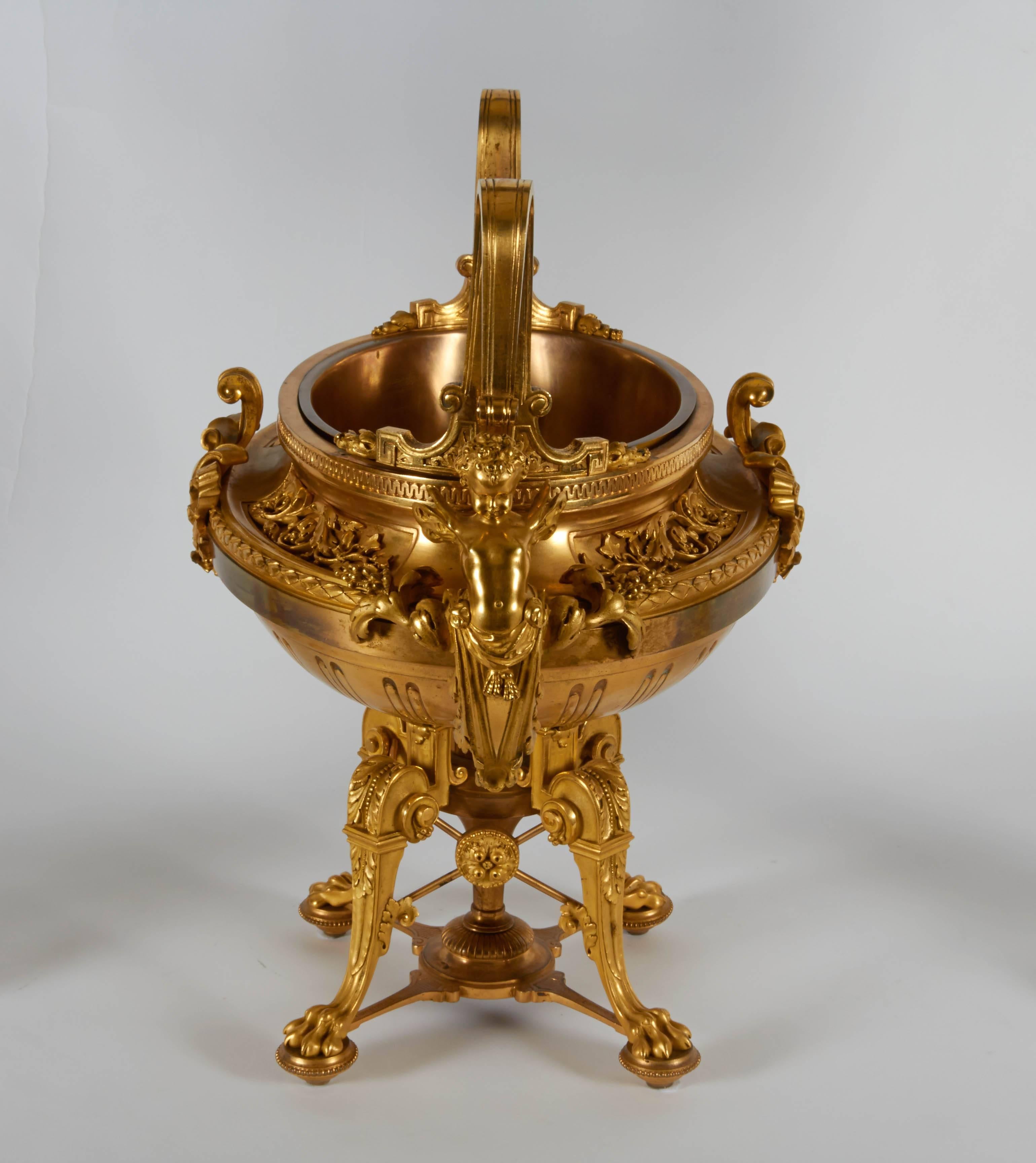 Bruni Garniture de centre de table française ancienne de style Louis XVI en bronze doré, trois pièces en vente