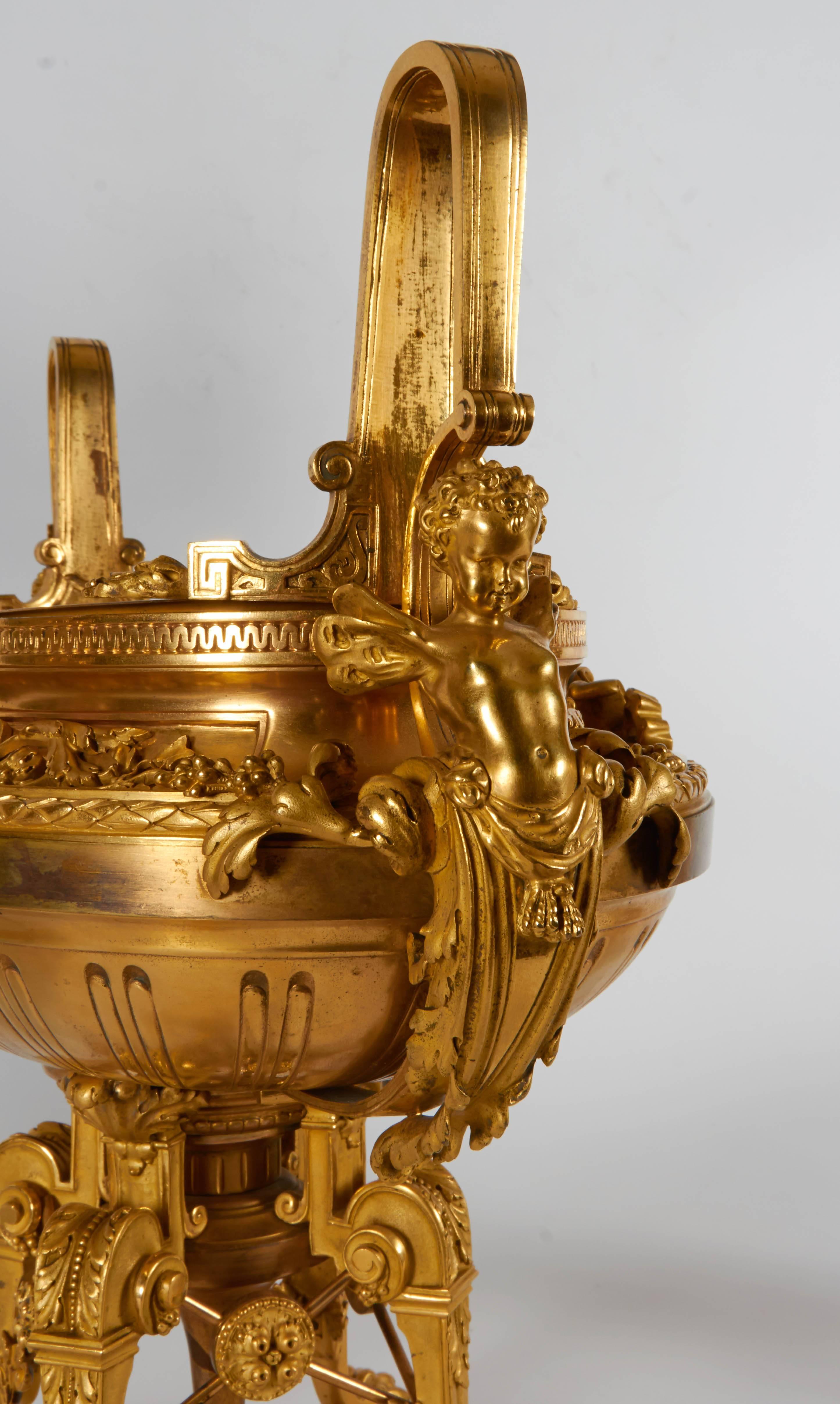 Garniture de centre de table française ancienne de style Louis XVI en bronze doré, trois pièces Excellent état - En vente à New York, NY