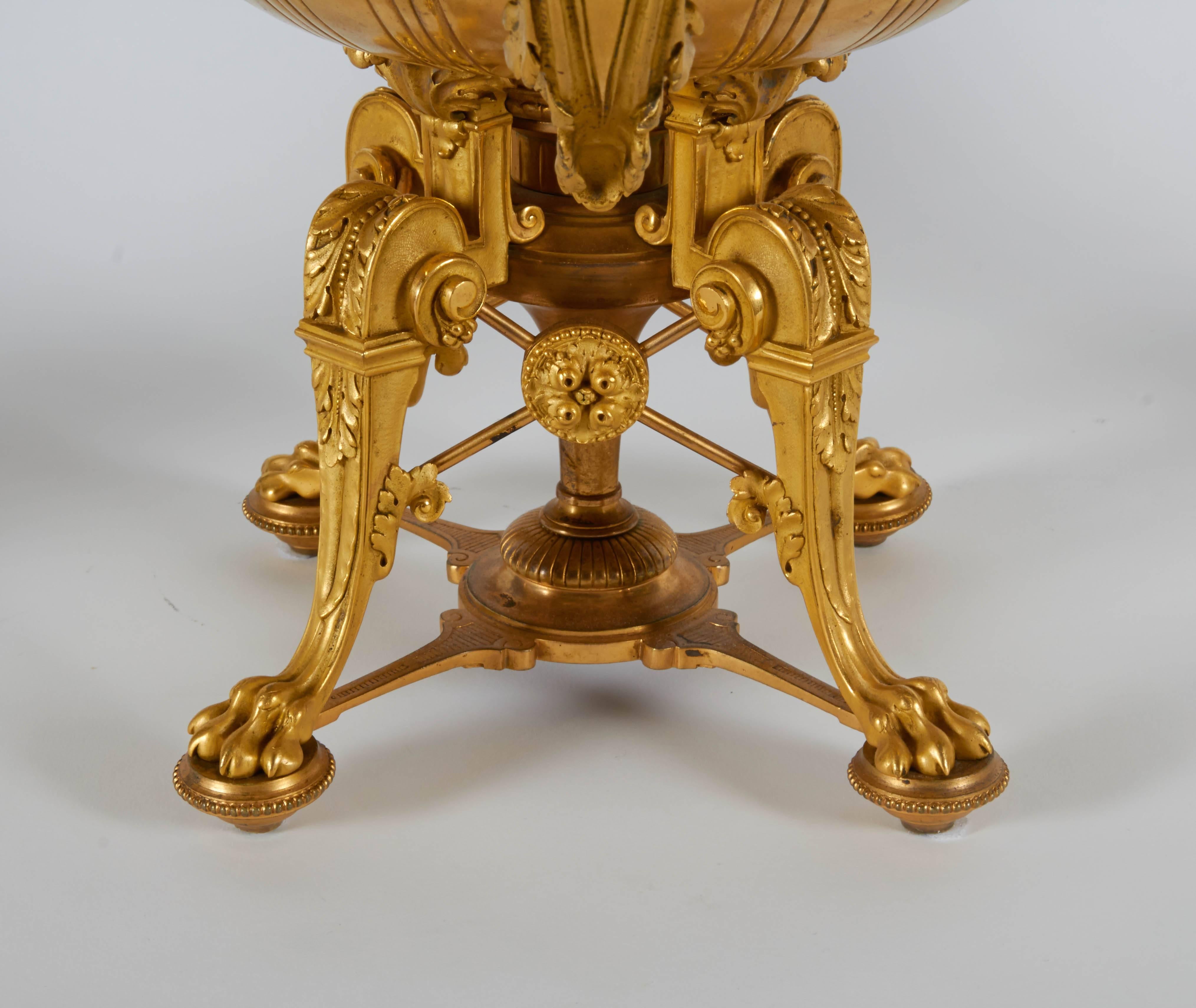 Milieu du XIXe siècle Garniture de centre de table française ancienne de style Louis XVI en bronze doré, trois pièces en vente