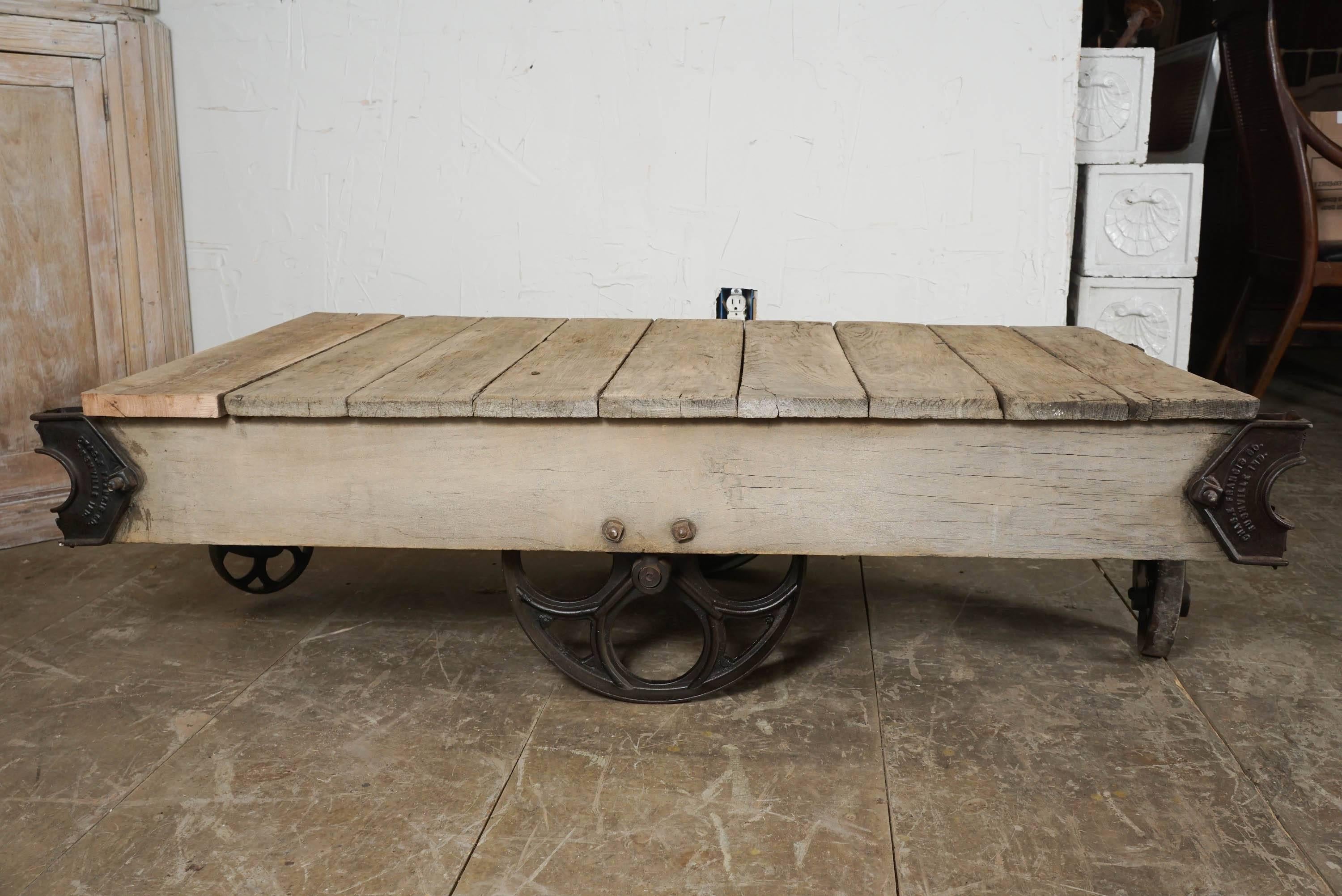 Américain Table Basse à Chariot Industriel Vintage en vente