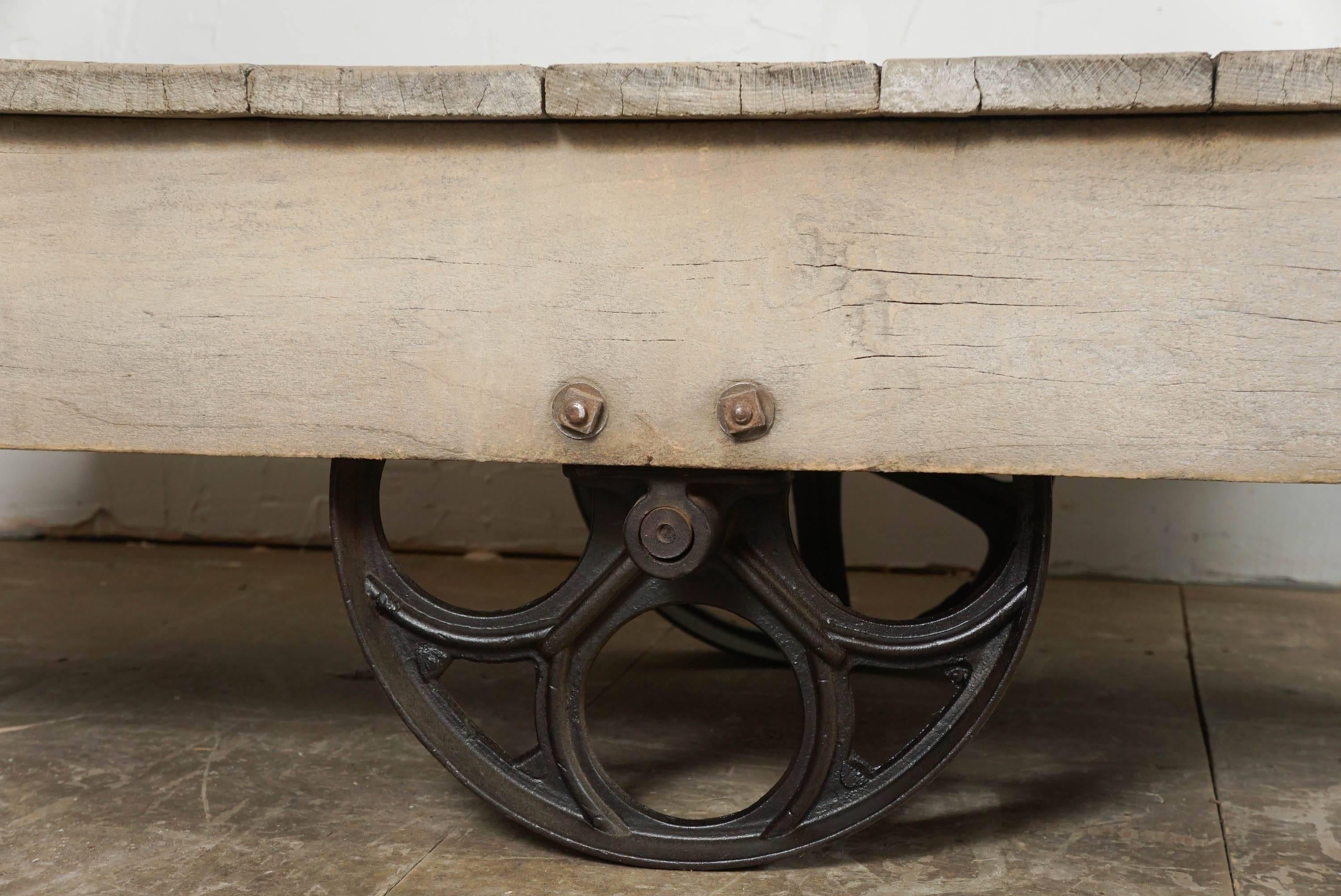 20ième siècle Table Basse à Chariot Industriel Vintage en vente