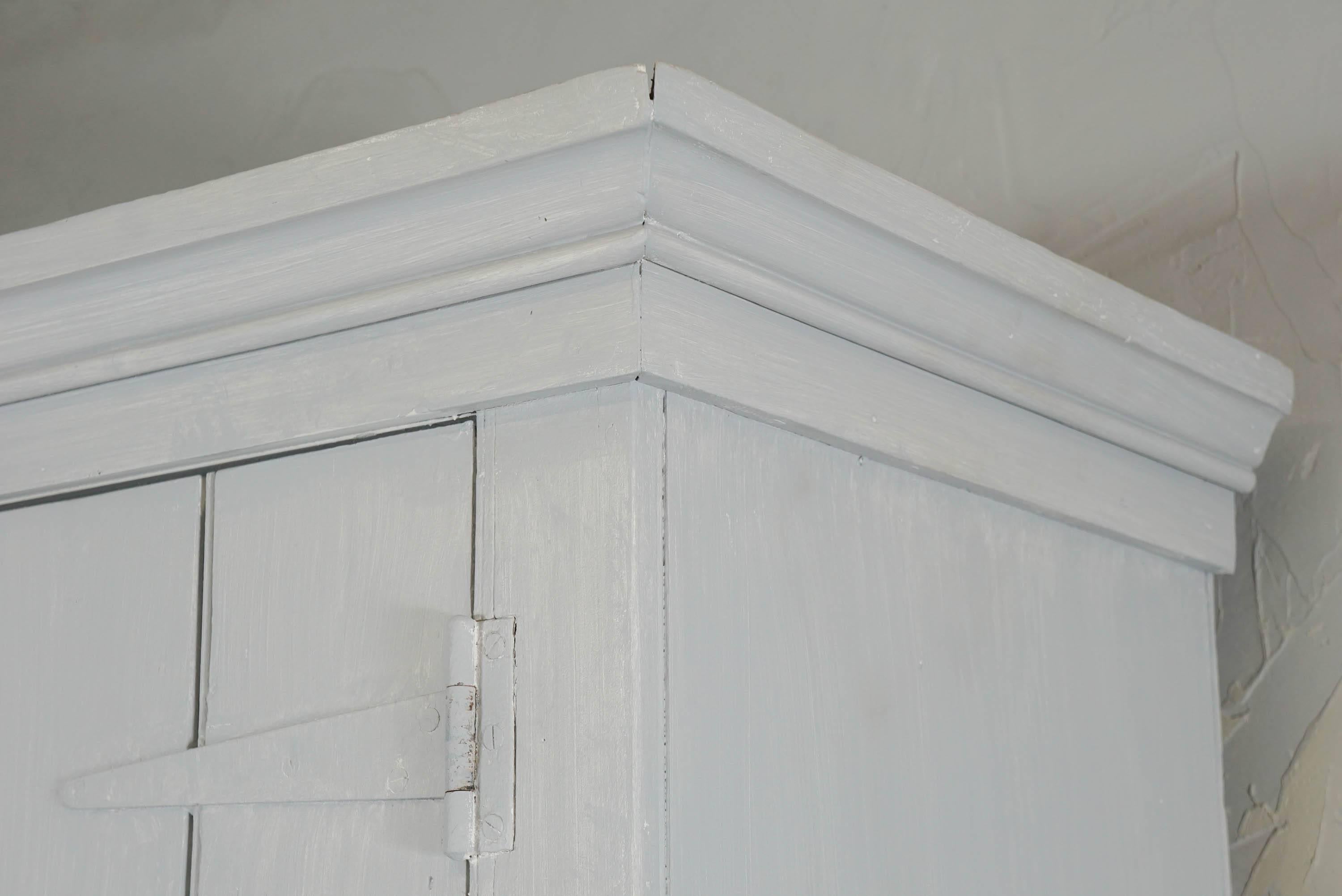 Painted Antique American Country Cupboard In Good Condition In Sheffield, MA