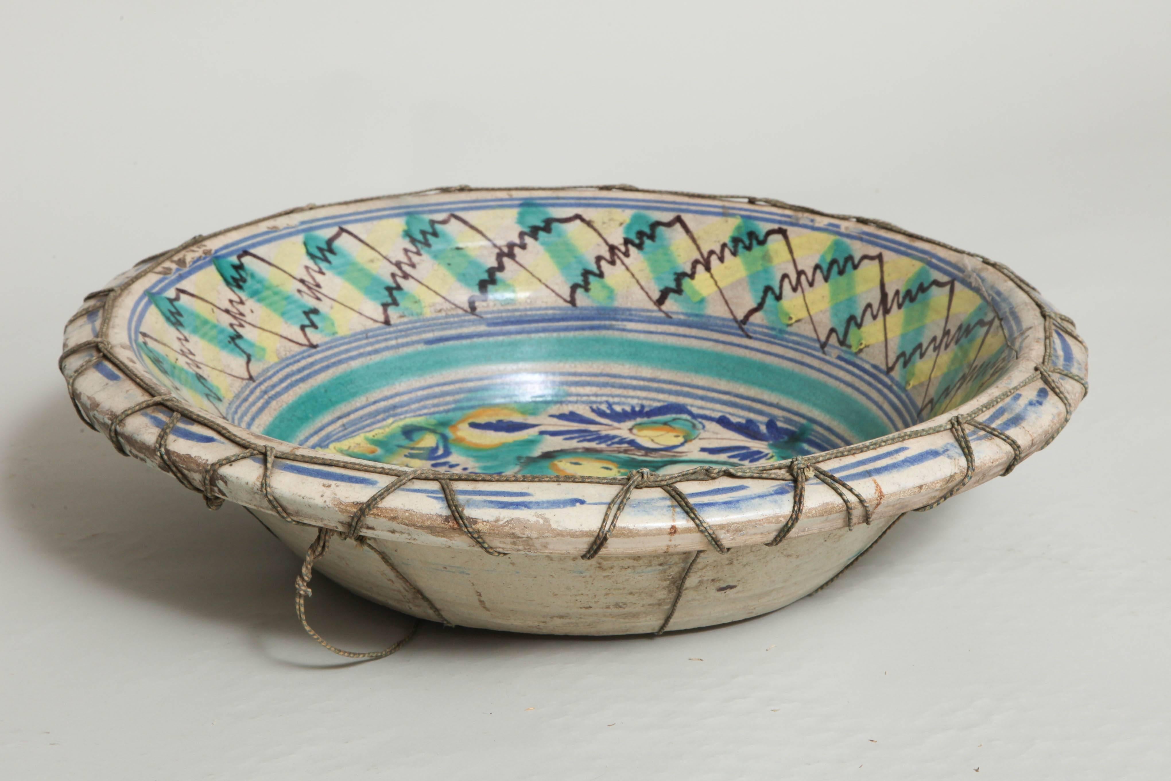 Early 19th Century Spanish Majolica or Talavera Deep Bowl In Good Condition In Greenwich, CT