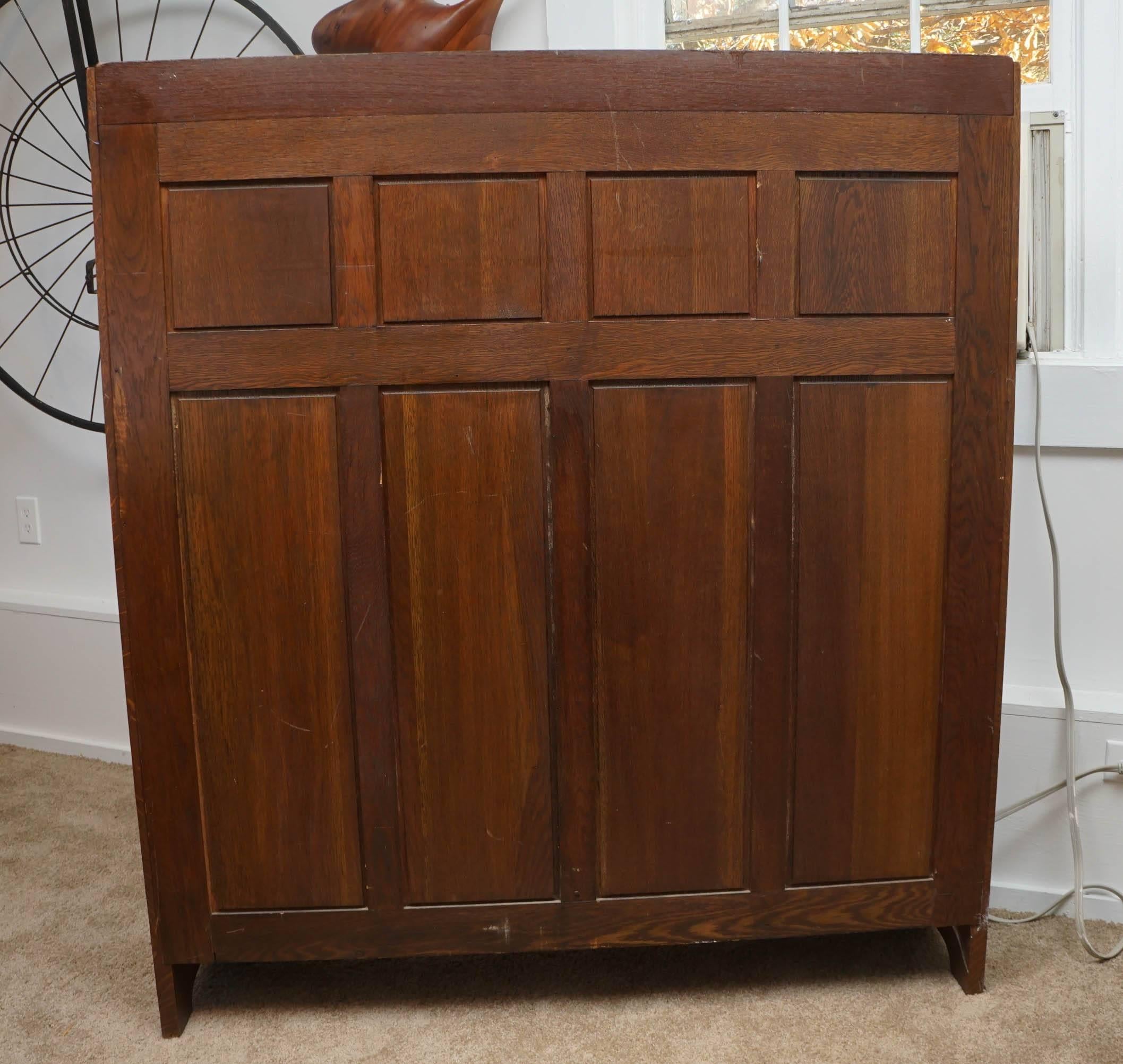 Arts & Crafts Bookcase, Stickley Attribution, Early 20th Century   In Good Condition For Sale In Sheffield, MA