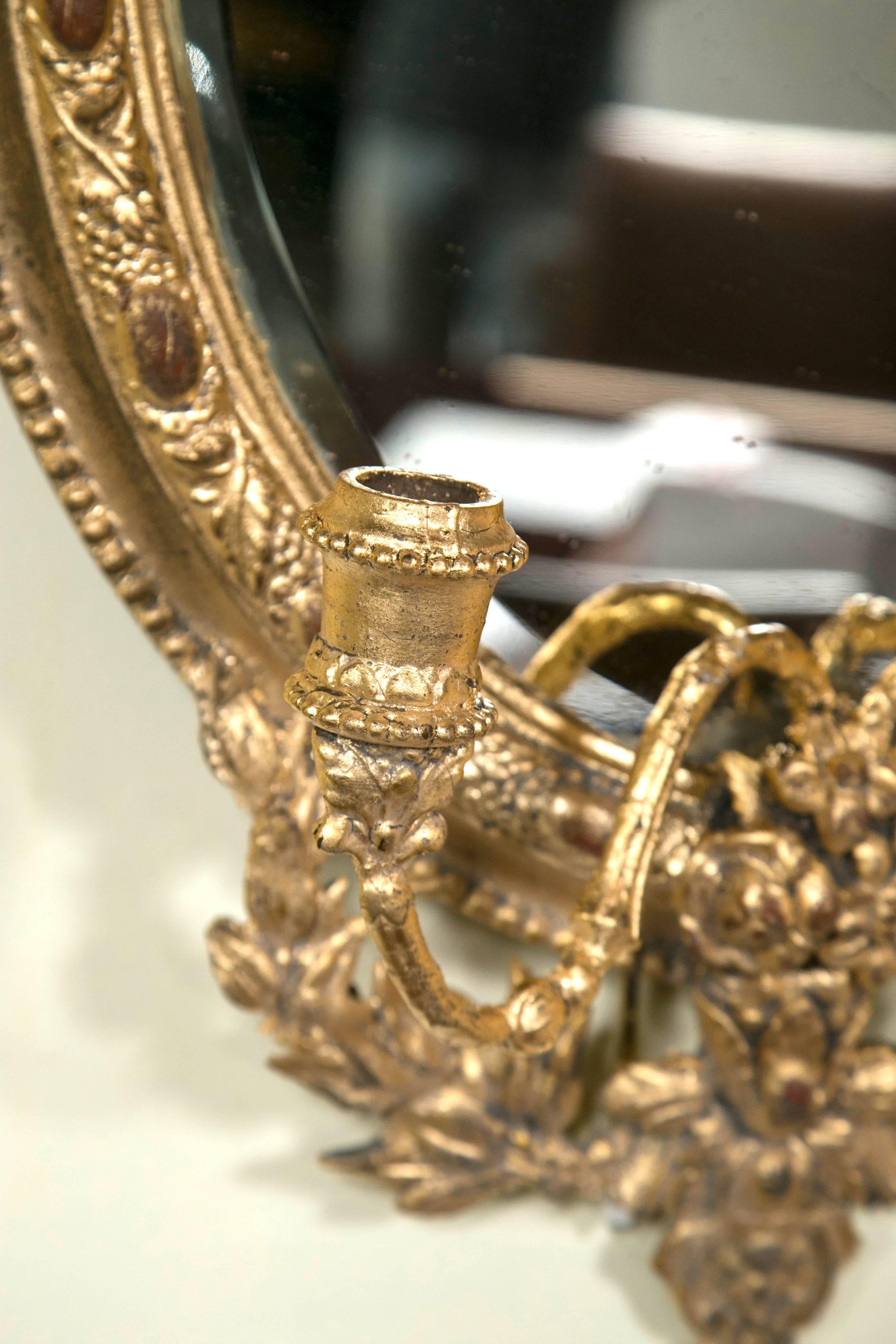 Louis XVI, Spiegel mit Kerzenständern, Gold vergoldet, geschnitztes Holz, Europa, 1920er Jahre (19. Jahrhundert) im Angebot