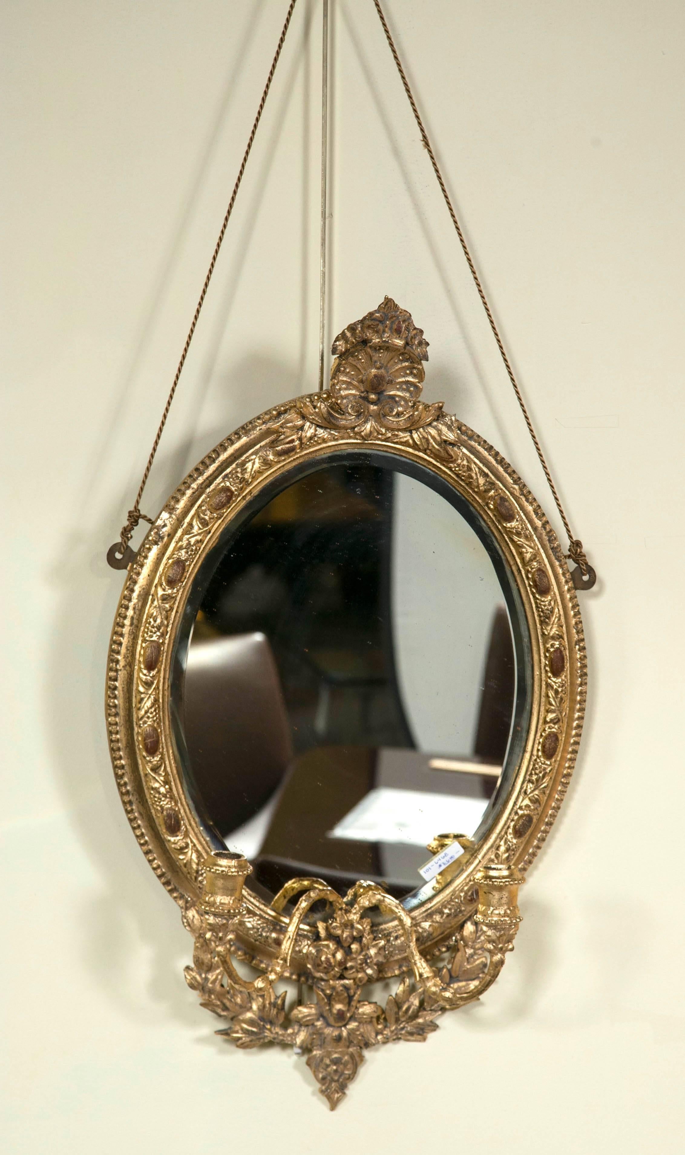 Français Miroirs avec bougeoirs de style Louis XVI, or doré, bois sculpté, Europe, années 1920 en vente