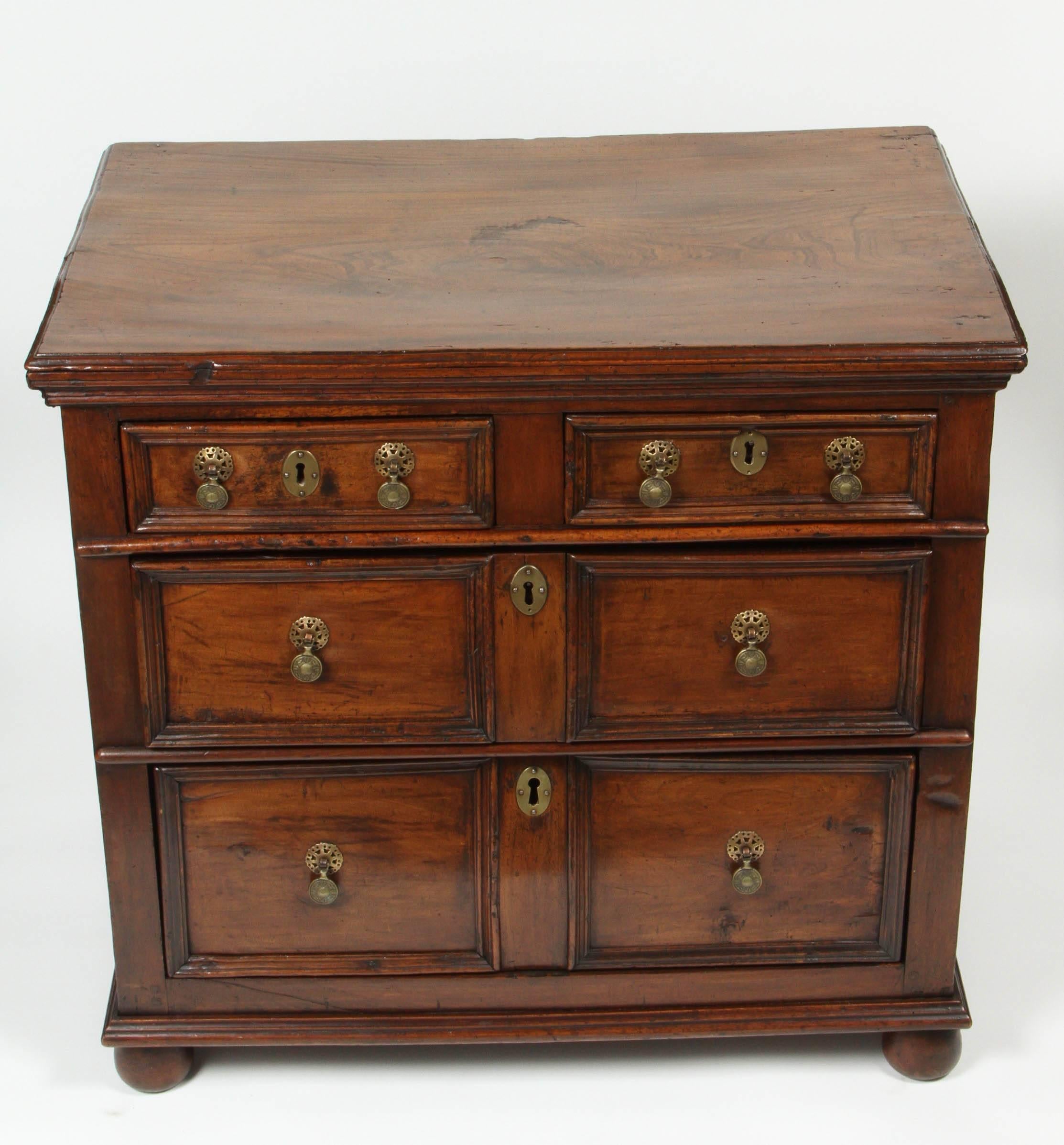 Small English Oak and Elm 17th Century Three-Drawer Chest In Excellent Condition In Los Angeles, CA