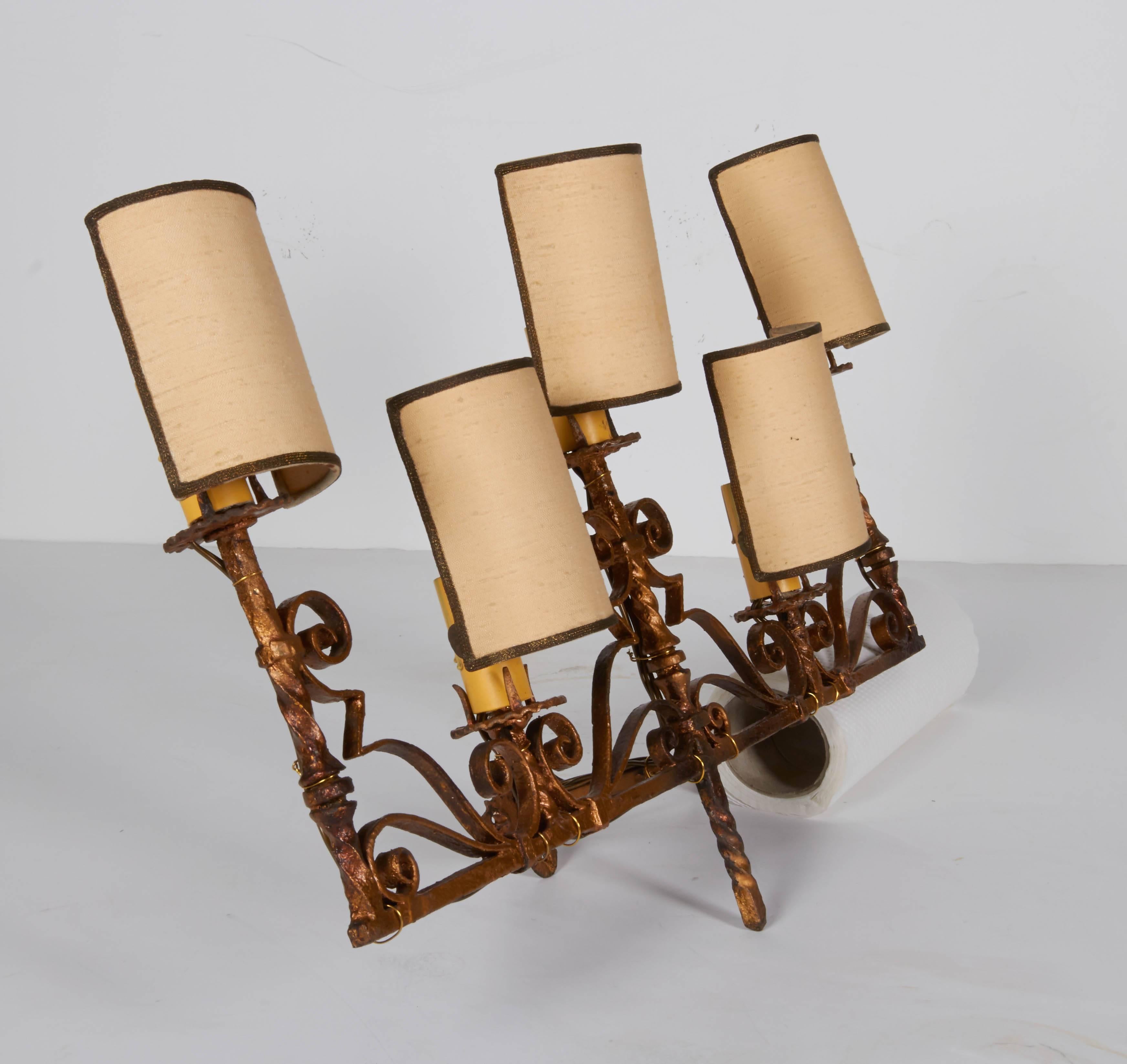 Pair of Italian 1920s Art Deco Gilt Iron Sconces In Good Condition In New York, NY