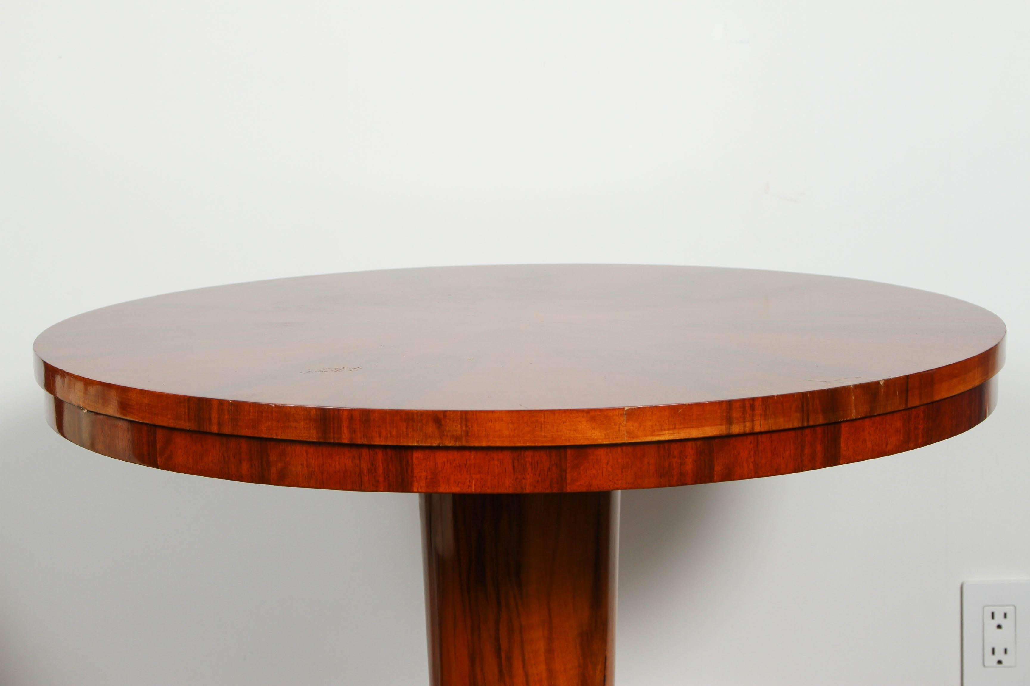 Vintage Occasional Table of Flamed Mahogany 1
