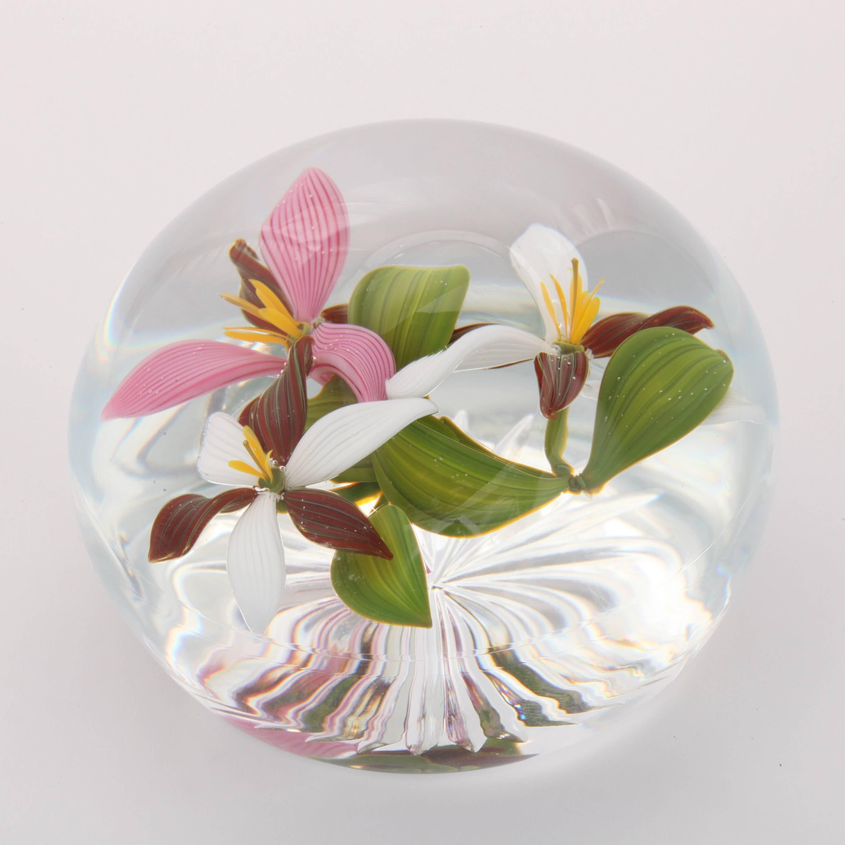 Gordon Smith Trillium Bouquet Paperweight In Excellent Condition For Sale In New York, NY