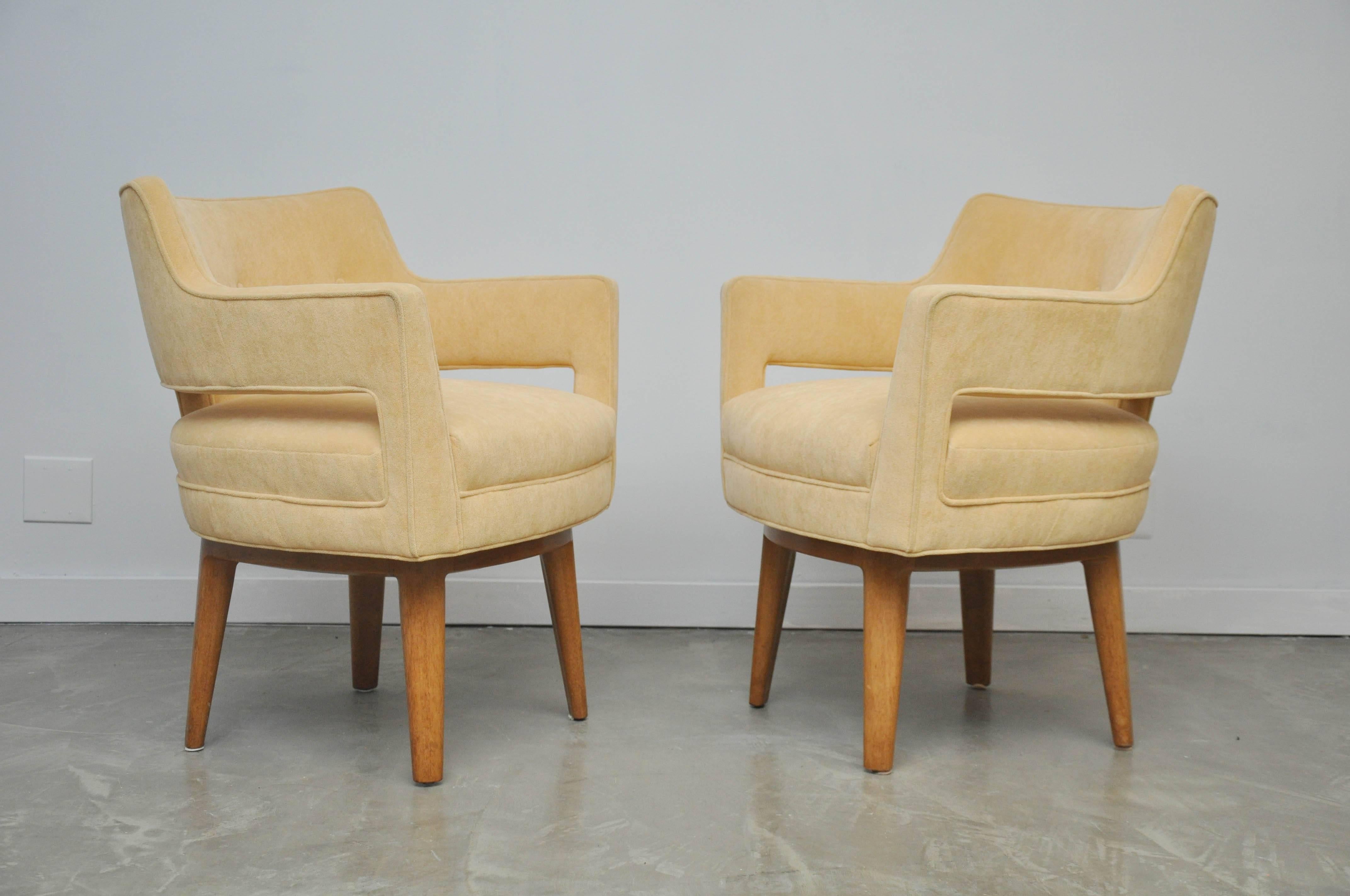 Dunbar Open-Arm Swivel Lounge Chairs by Edward Wormley In Excellent Condition In Chicago, IL