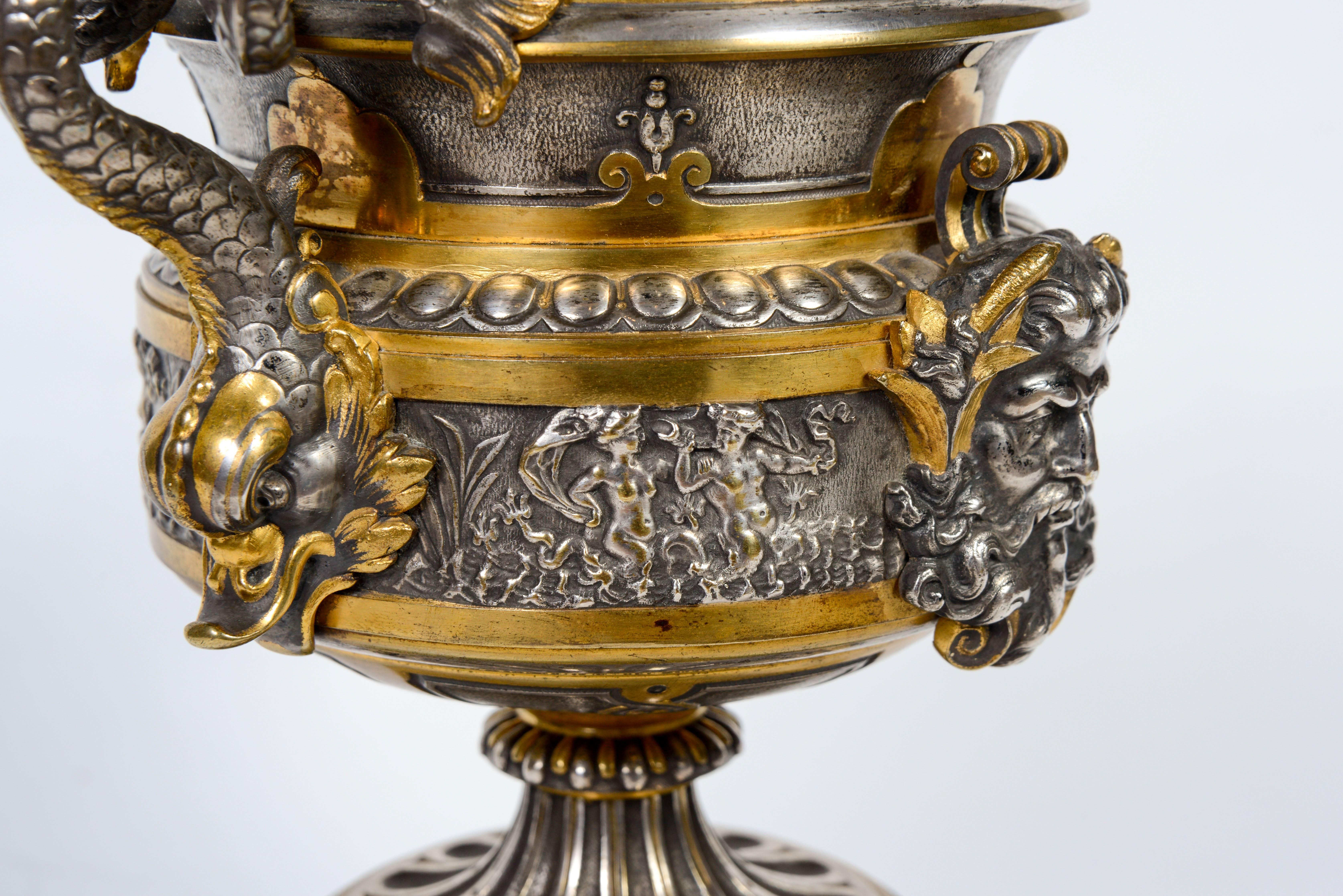 19th Century Renaissance Style Bronze Cup in Gilt and Silver Bronze For Sale 3