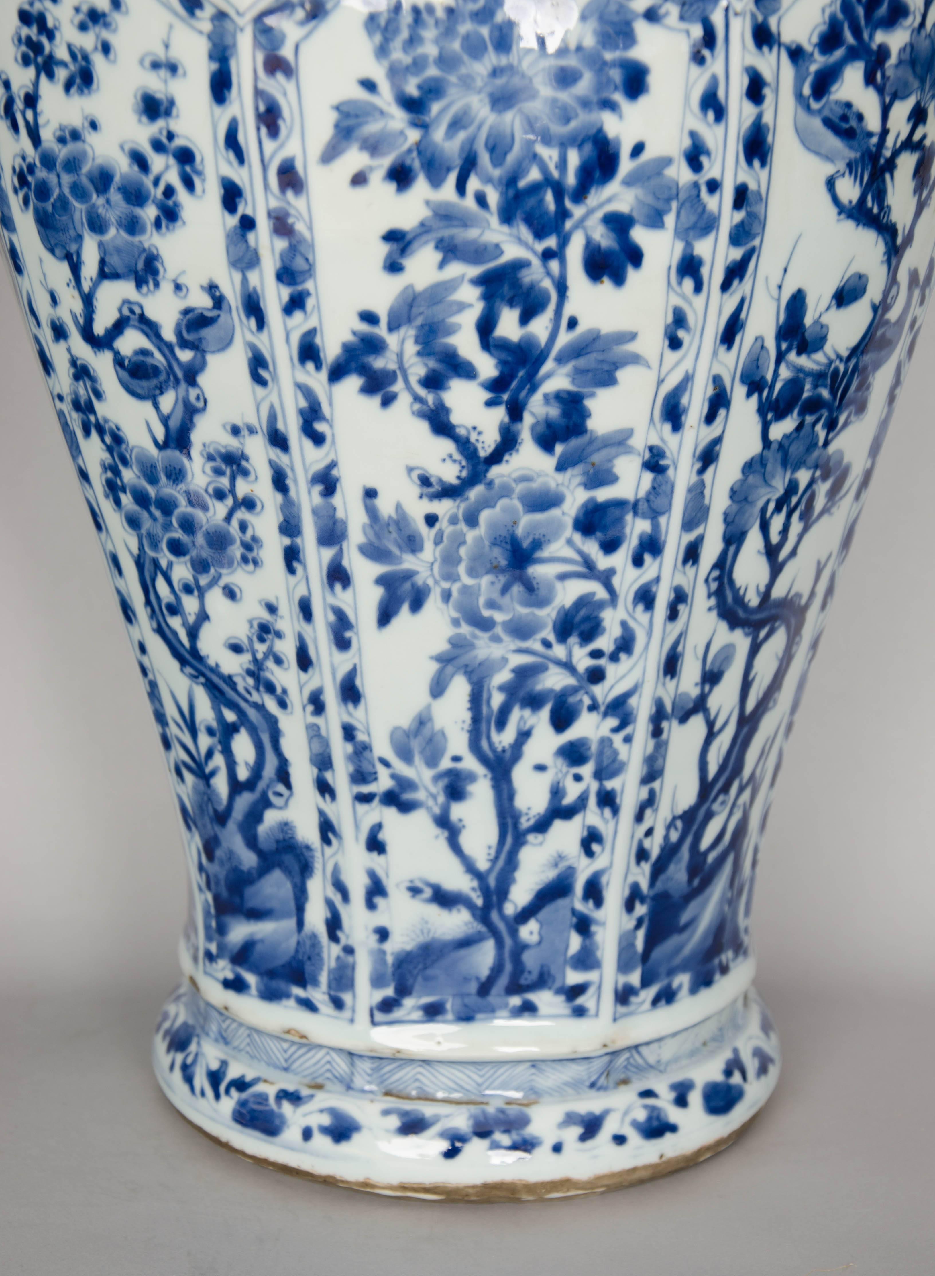 Large Pair of Chinese Kangxi Period Blue and White Vases and Covers In Good Condition In London, GB