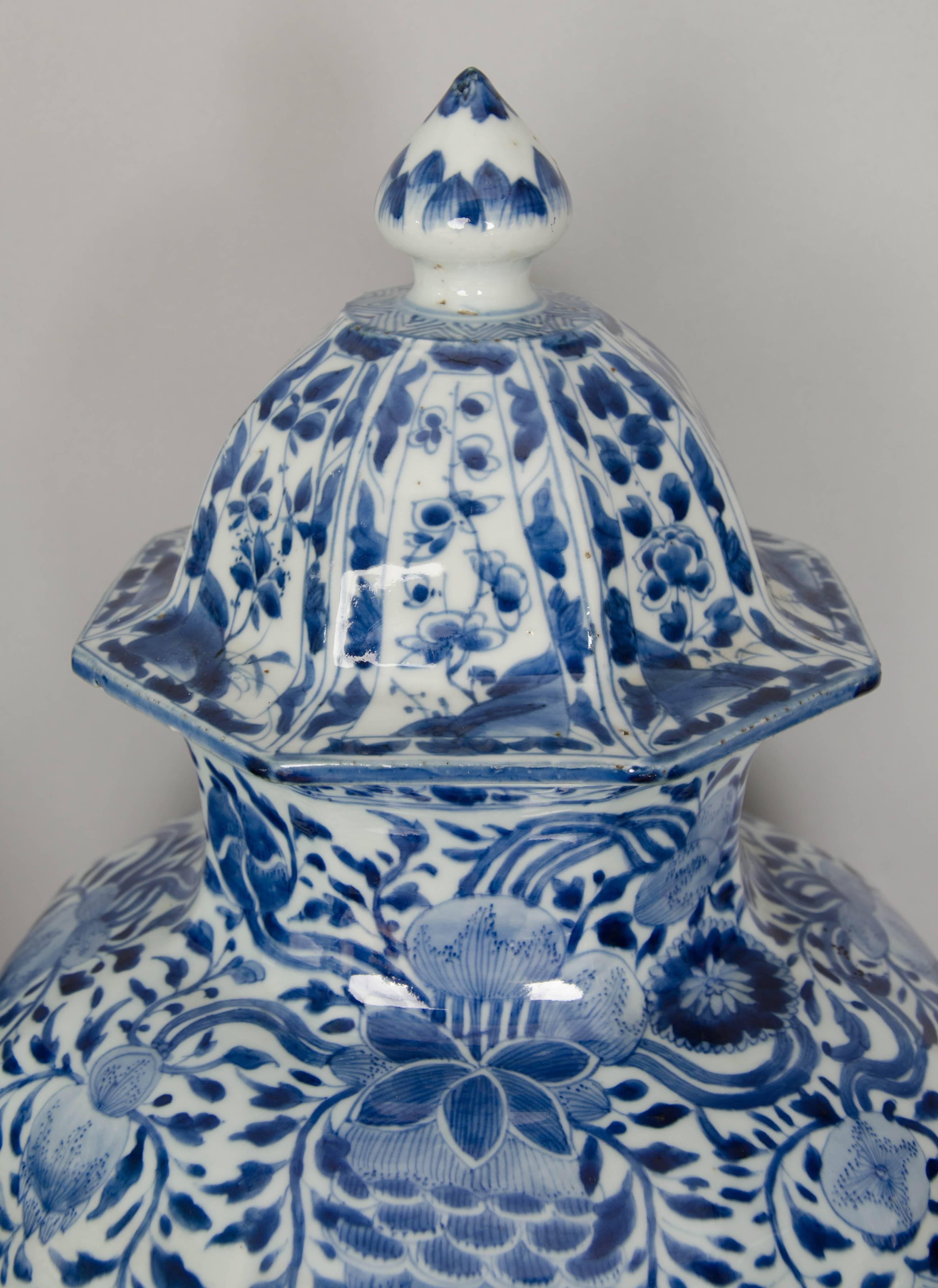 17th Century Large Pair of Chinese Kangxi Period Blue and White Vases and Covers