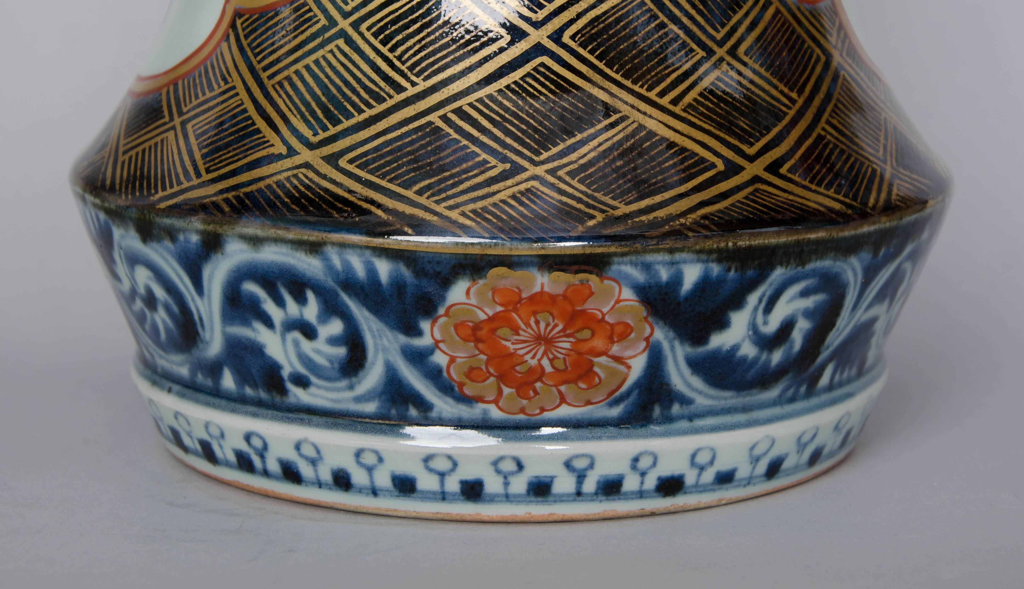 Pair of Japanese Imari Sleeve Vases, circa 1700 For Sale 2