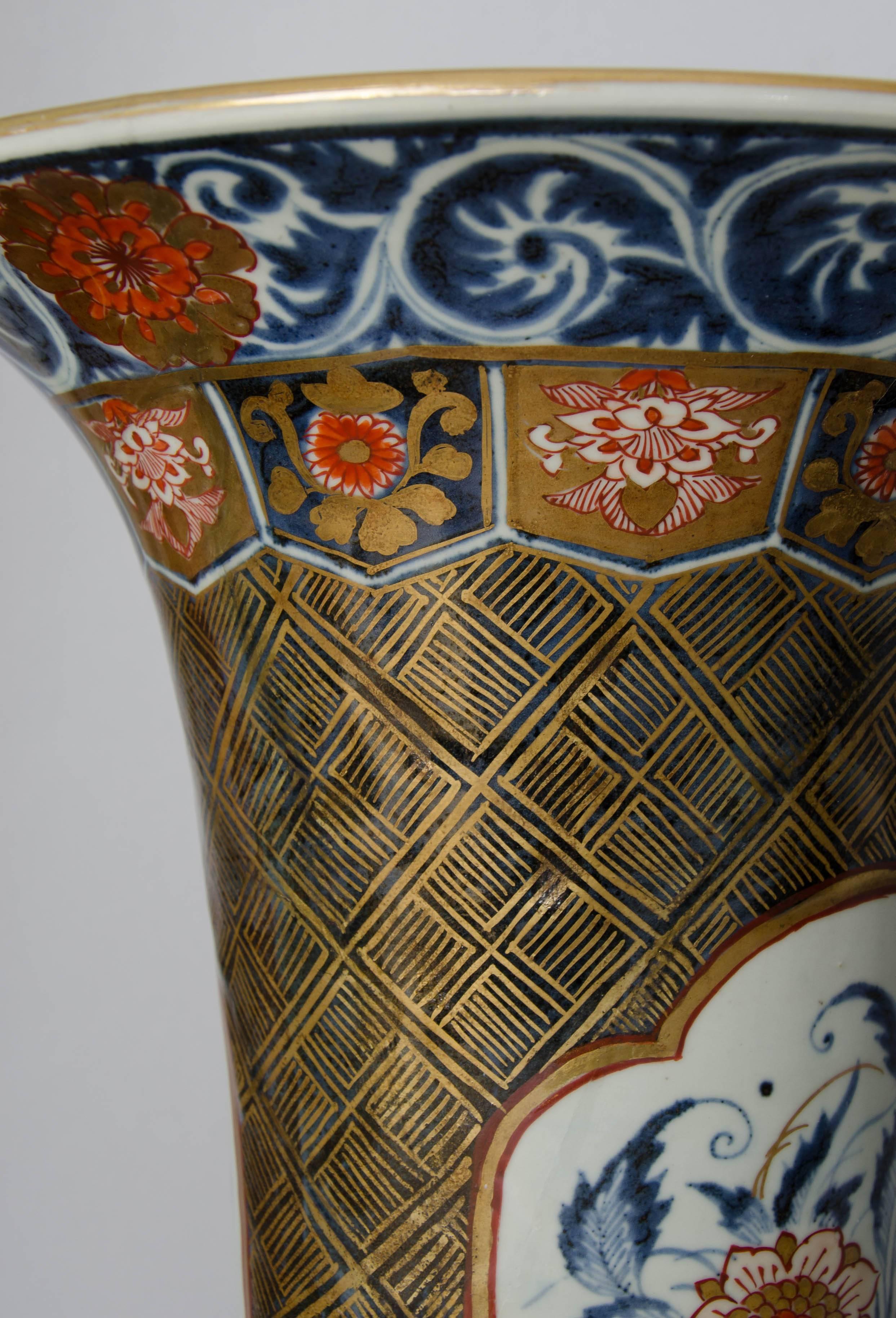 Pair of Japanese Imari Sleeve Vases, circa 1700 For Sale 3
