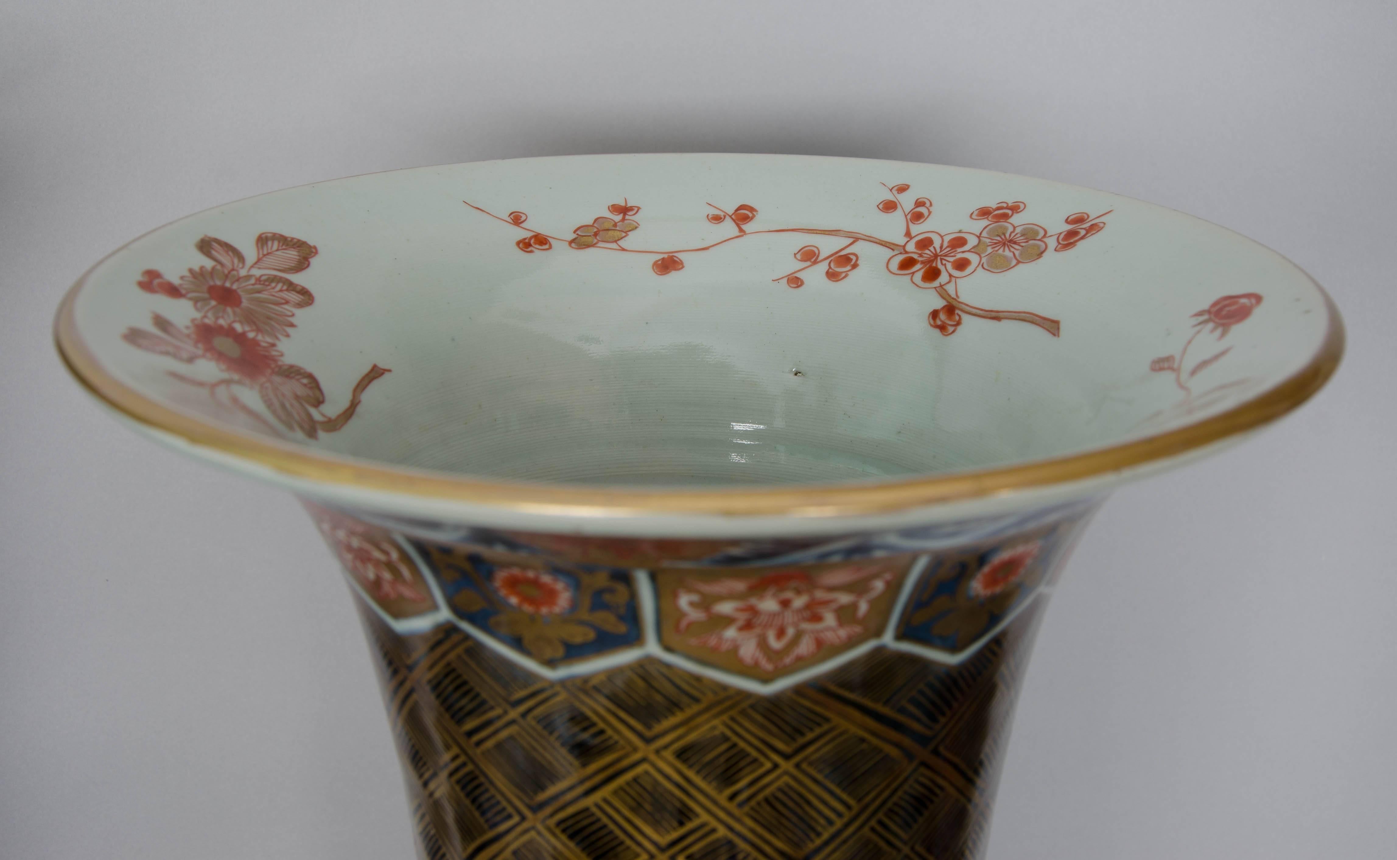 Pair of Japanese Imari Sleeve Vases, circa 1700 For Sale 4