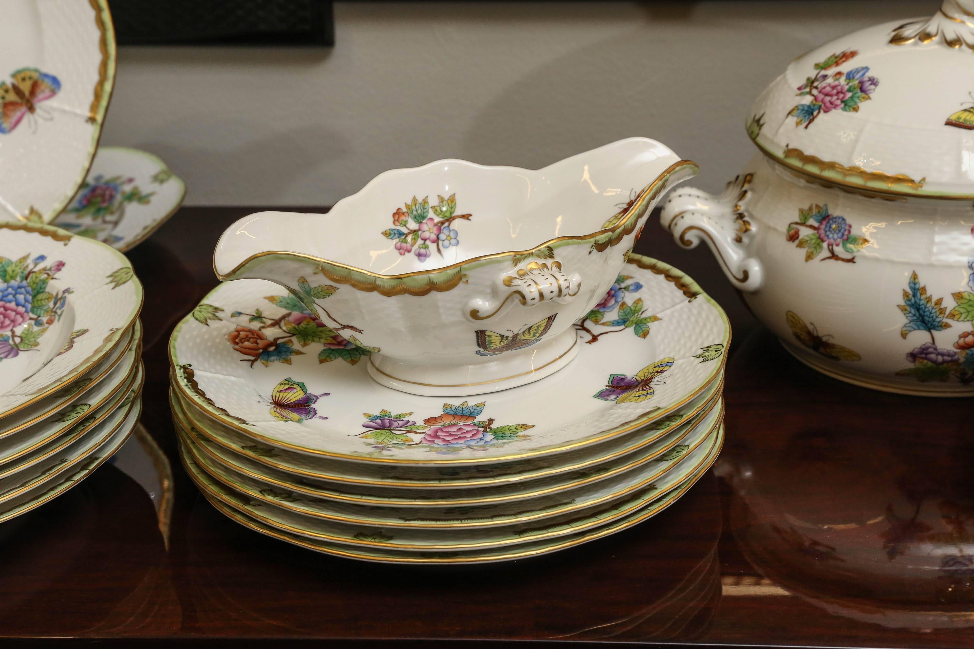 Porcelain Hungarian 26 Pieces Queen Victoria Herend Dinnerware Set