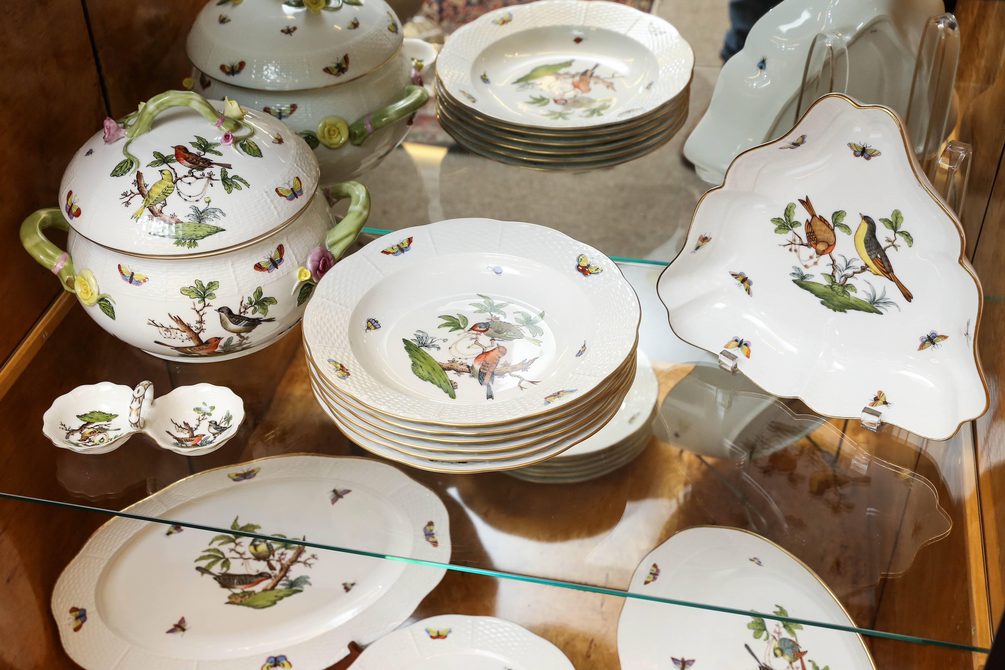 Hungarian 27 Pieces Rothschild Porcelain Hand-Painted Dinnerware Set In Excellent Condition In Houston, TX