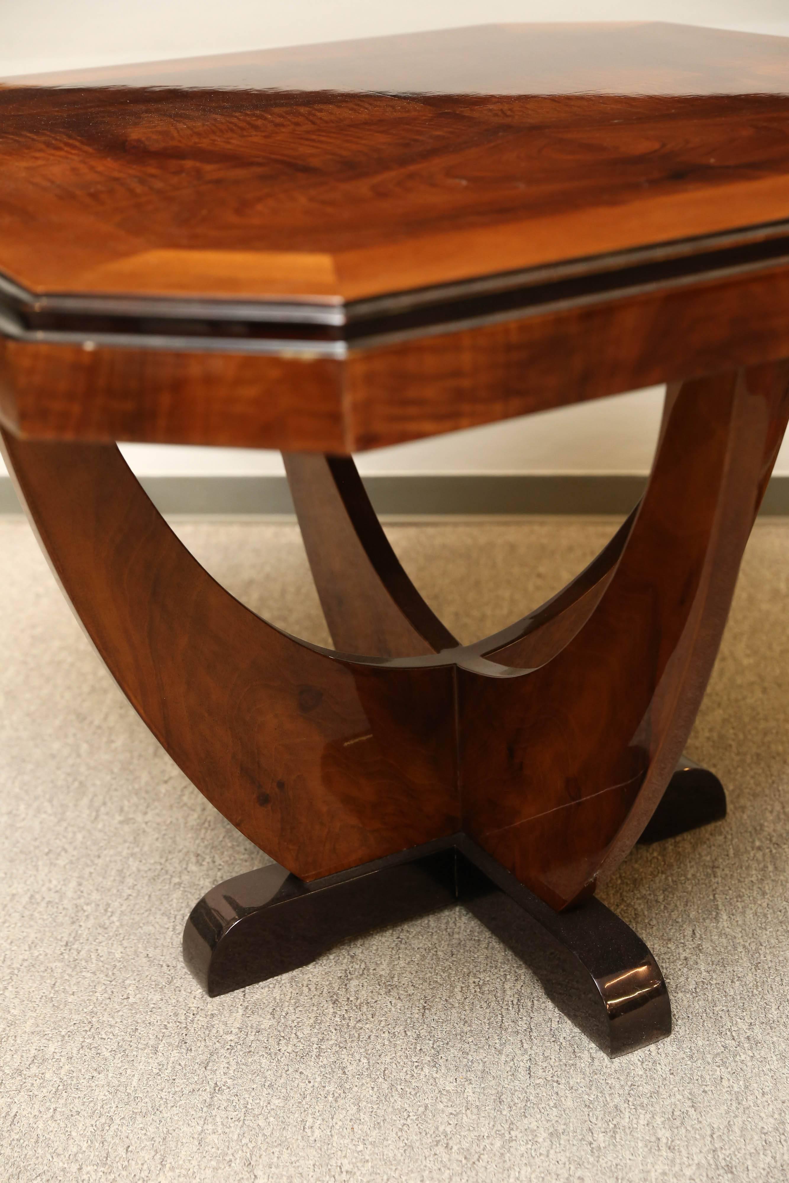  Art Deco Coffee Table in Chestnut veneer In Good Condition In Houston, TX