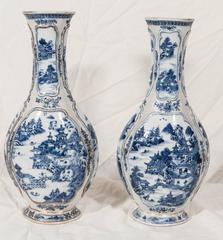 Paar antike chinesische Vasen aus blauem und weißem Porzellan für den Mantel