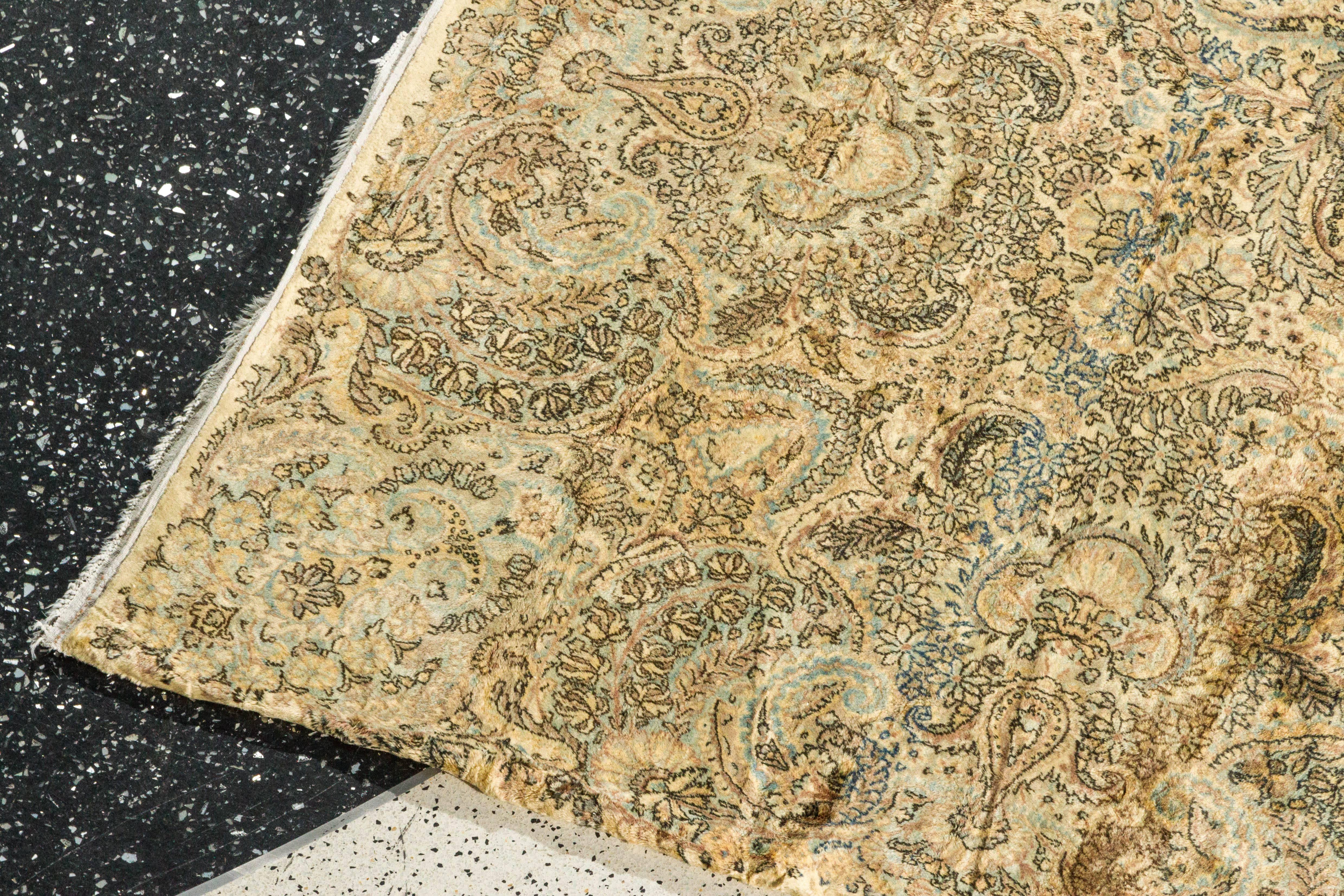 Antique Persan Kerman

Mesure : 11.6