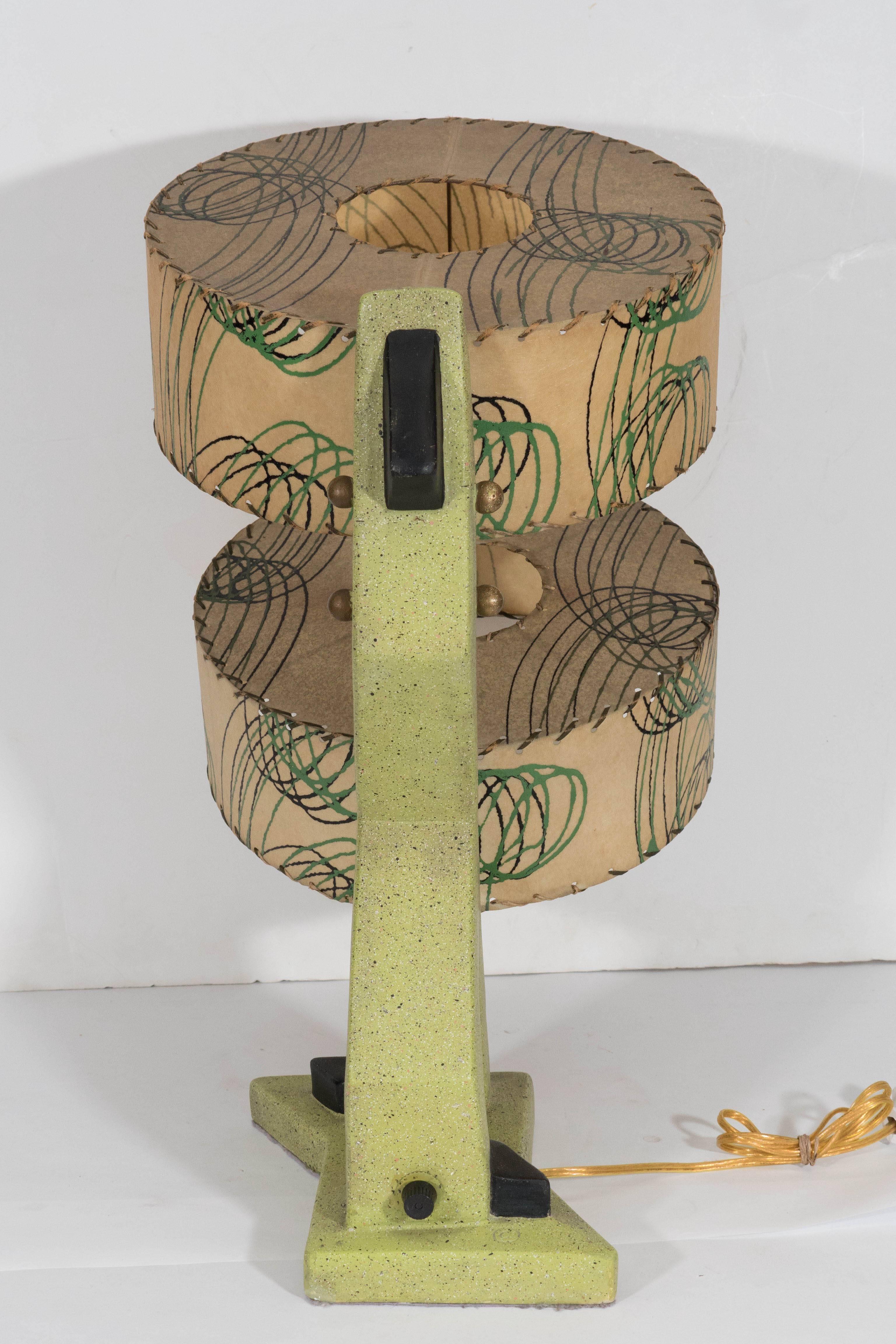 Grüne abstrakte Tischlampen aus der Mitte des Jahrhunderts mit Doppelschirmen aus Fiberglas, Paar im Angebot 1